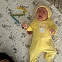 Bala participe au concours pour gagner de l'argent avec cette photo : baby, blanket, candy, child, colorful_candy, crying, cute, expression, footed_pajamas, hand, hat, indoors, infant, lying_down, newborn, patterned_blanket, question_mark, sleepwear, soft_lighting, yellow_onesie