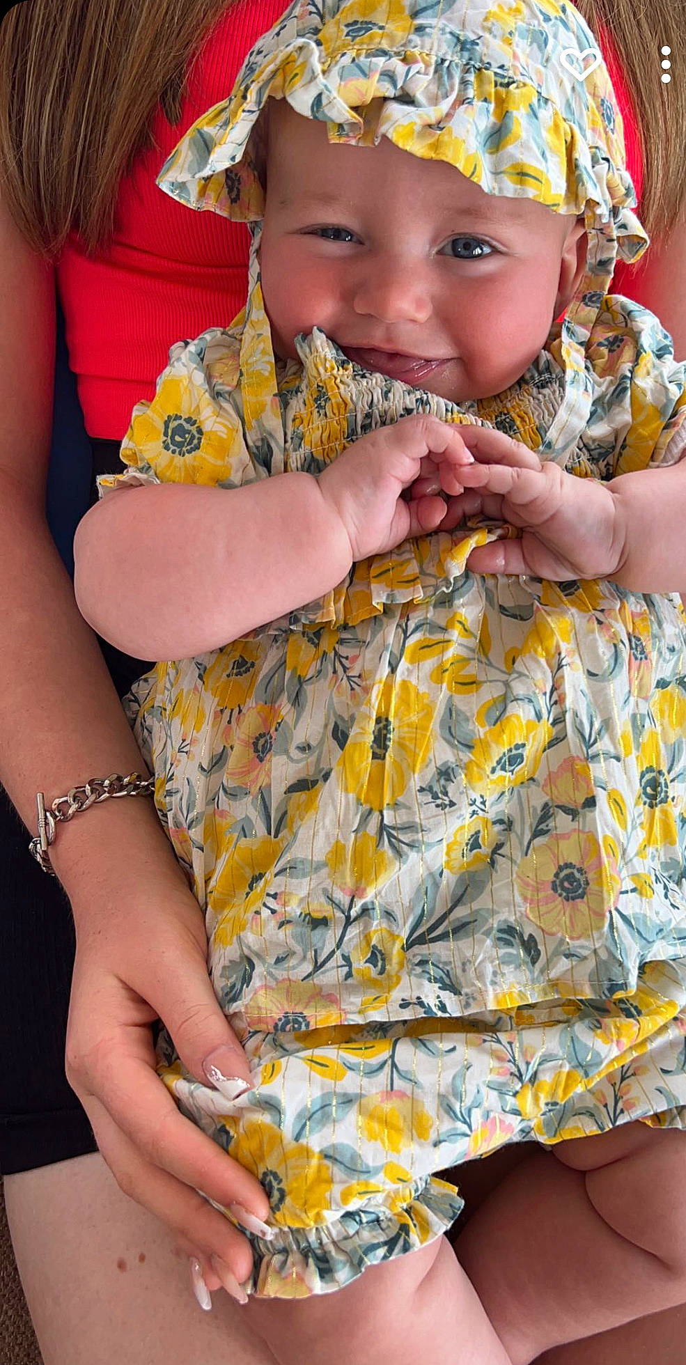 Mabel is registered to the contest to win money with this photo: event, finger, gesture, hairstyle, hand, happy, headwear, human_body, human_leg, jewellery, leisure, nail, pattern, person, skin, smile, summer, t_shirt, thigh, thumb