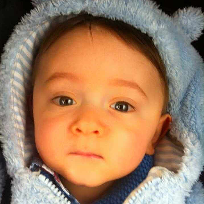 Arian is registered to the contest to win money with this photo:
