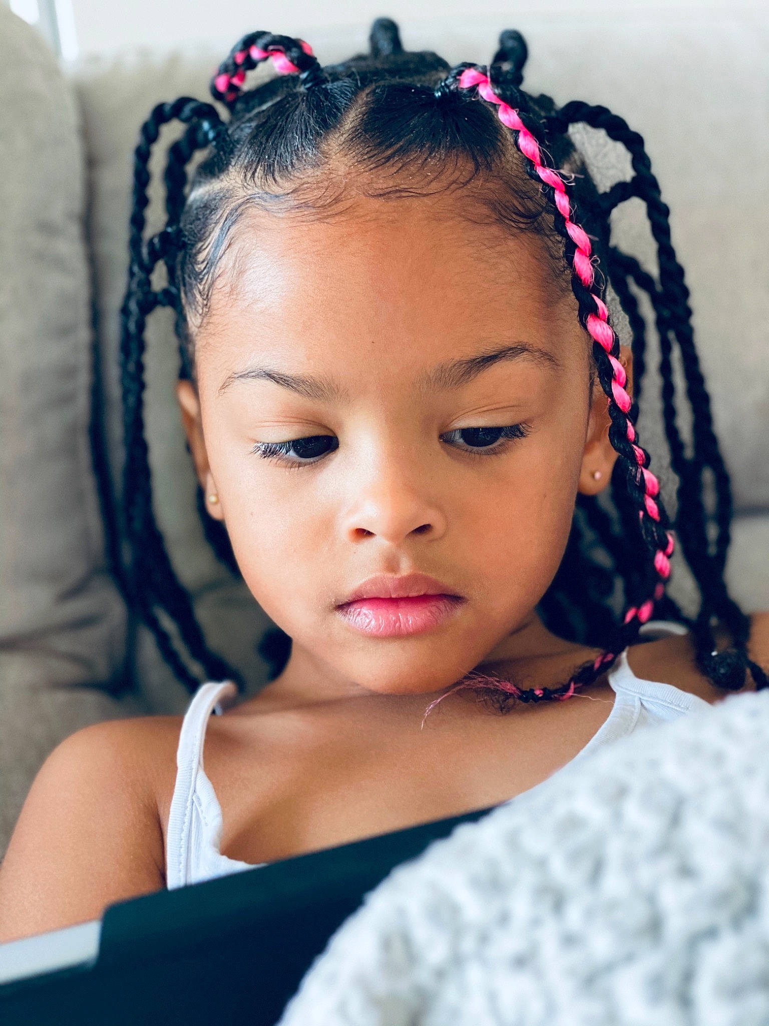 Mawa a rejoint le concours — aidez-le/la à gagner de superbes lots ! black_hair, chin, cool, ear, eye, eyebrow, eyelash, face, facial_expression, flash_photography, hair, happy, head, headgear, lip, neck, organ, person, skin, textile