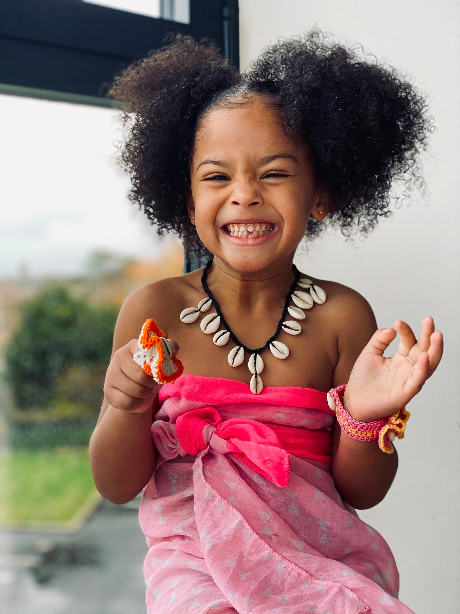 Mawa a rejoint le concours — aidez-le/la à gagner de superbes lots ! afro, black_hair, chin, day_dress, eyelash, facial_expression, fashion_design, flash_photography, fun, gesture, hair, hairstyle, happy, jewellery, joy, magenta, necklace, person, pink, skin