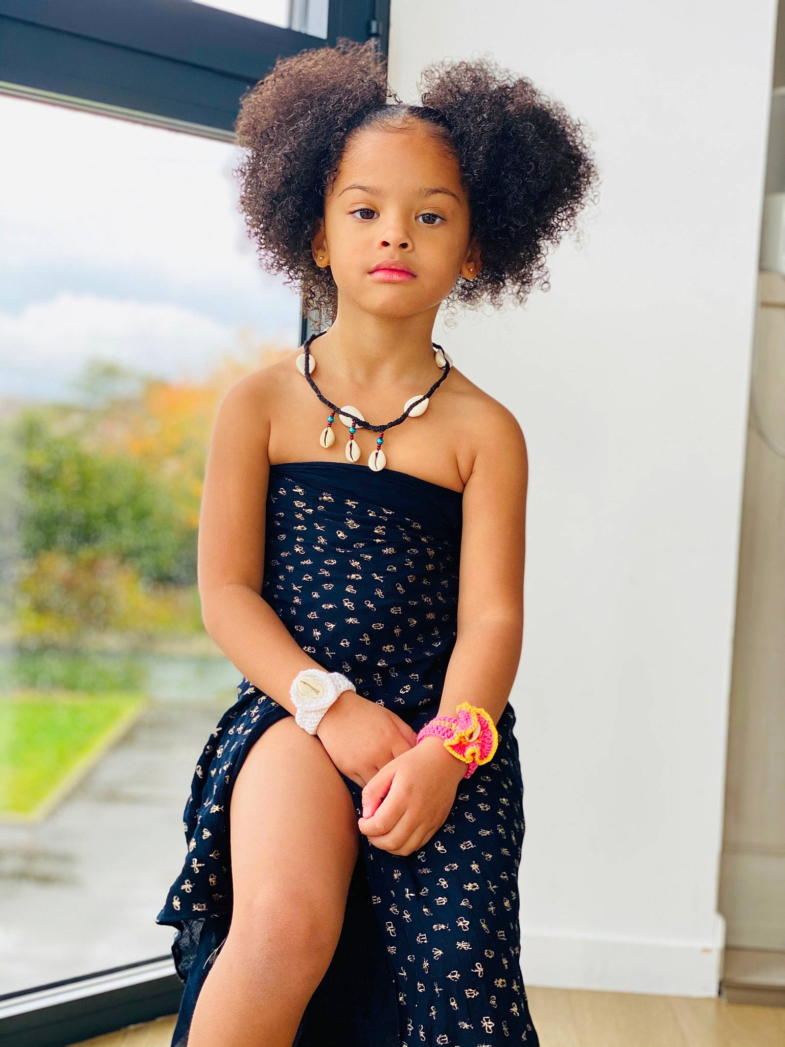 Mawa participe au concours pour gagner de l'argent avec cette photo : arm, black_hair, day_dress, dress, eye, face, fashion_design, flash_photography, hair, happy, head, neck, one_piece_garment, person, shoulder, skin, sleeve, street_fashion, thigh, trunk