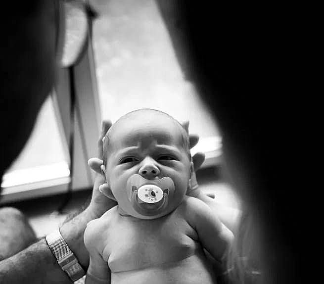 Leïa a rejoint le concours — aidez-le/la à gagner de superbes lots ! baby, black_and_white, cheek, child, comfort, eyelash, flash_photography, fun, gesture, hairstyle, happy, lip, monochrome, monochrome_photography, mouth, person, sitting, smile, style, thumb