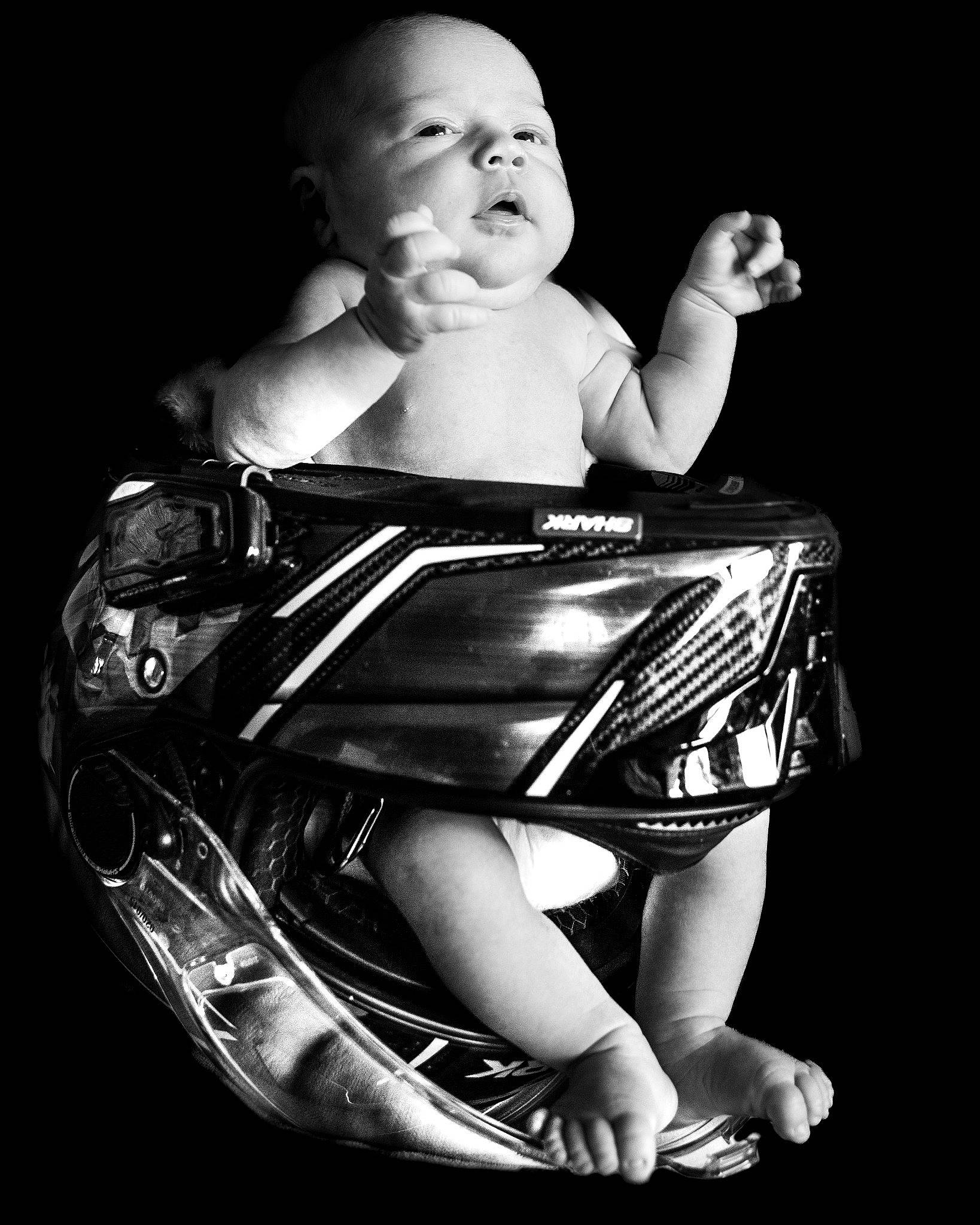 Leïa a rejoint le concours — aidez-le/la à gagner de superbes lots ! automotive_design, automotive_lighting, baby, child, darkness, drinkware, elbow, eye, flash_photography, headlamp, hood, human_body, human_leg, leg, monochrome, monochrome_photography, person, sitting, style, thigh