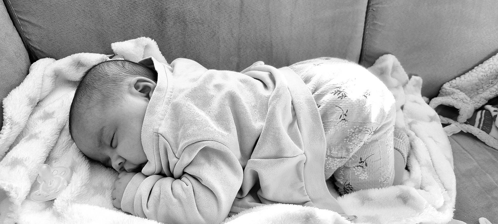 Leïa a rejoint le concours — aidez-le/la à gagner de superbes lots ! arm, baby, baby_sleeping, bedtime, black, child, comfort, finger, gesture, hand, happy, human_leg, linens, monochrome, monochrome_photography, mouth, person, photograph, skin, toddler