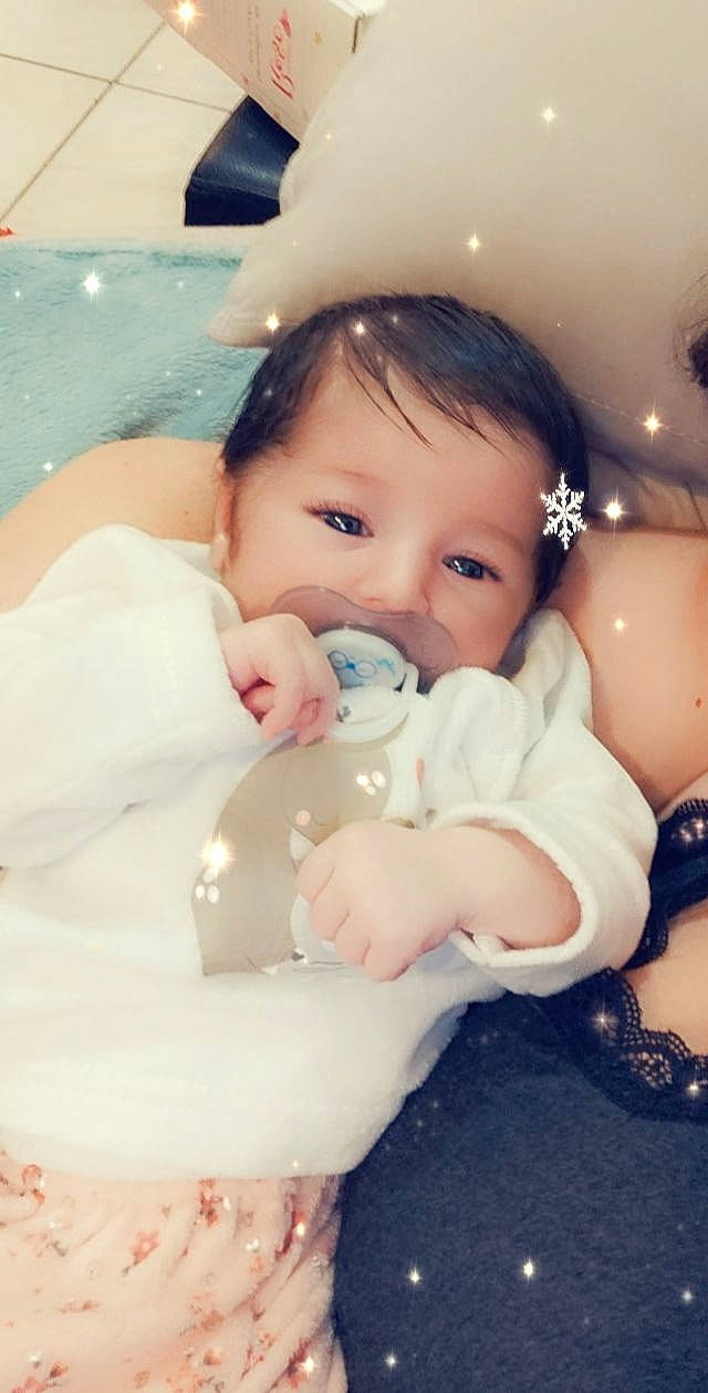 Chloé participe au concours pour gagner de l'argent avec cette photo : baby, baby_toddler_clothing, cheek, chin, comfort, drinkware, eyebrow, eyelash, finger, flash_photography, fun, hair, hairstyle, hand, happy, mouth, nose, person, skin, toddler