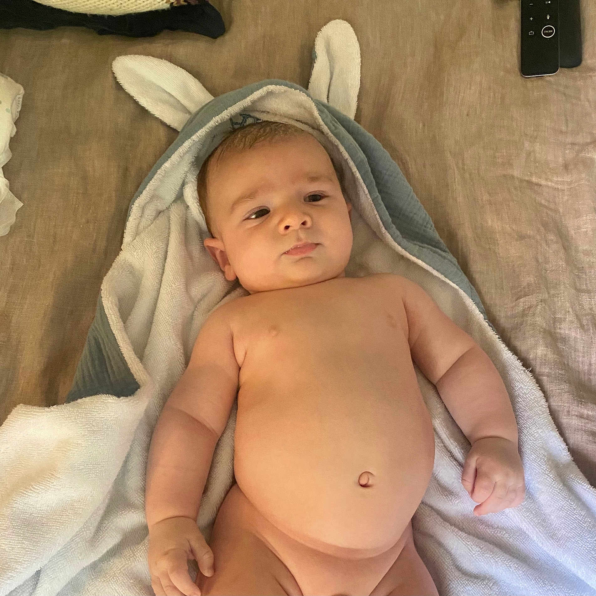 Andrea participe au concours pour gagner de l'argent avec cette photo : baby, bed, blanket, bunny_ears, child, chubby, cute, face, hand, indoors, infant, laying, naked, newborn, person, relaxed, skin, sleepy, soft, towel