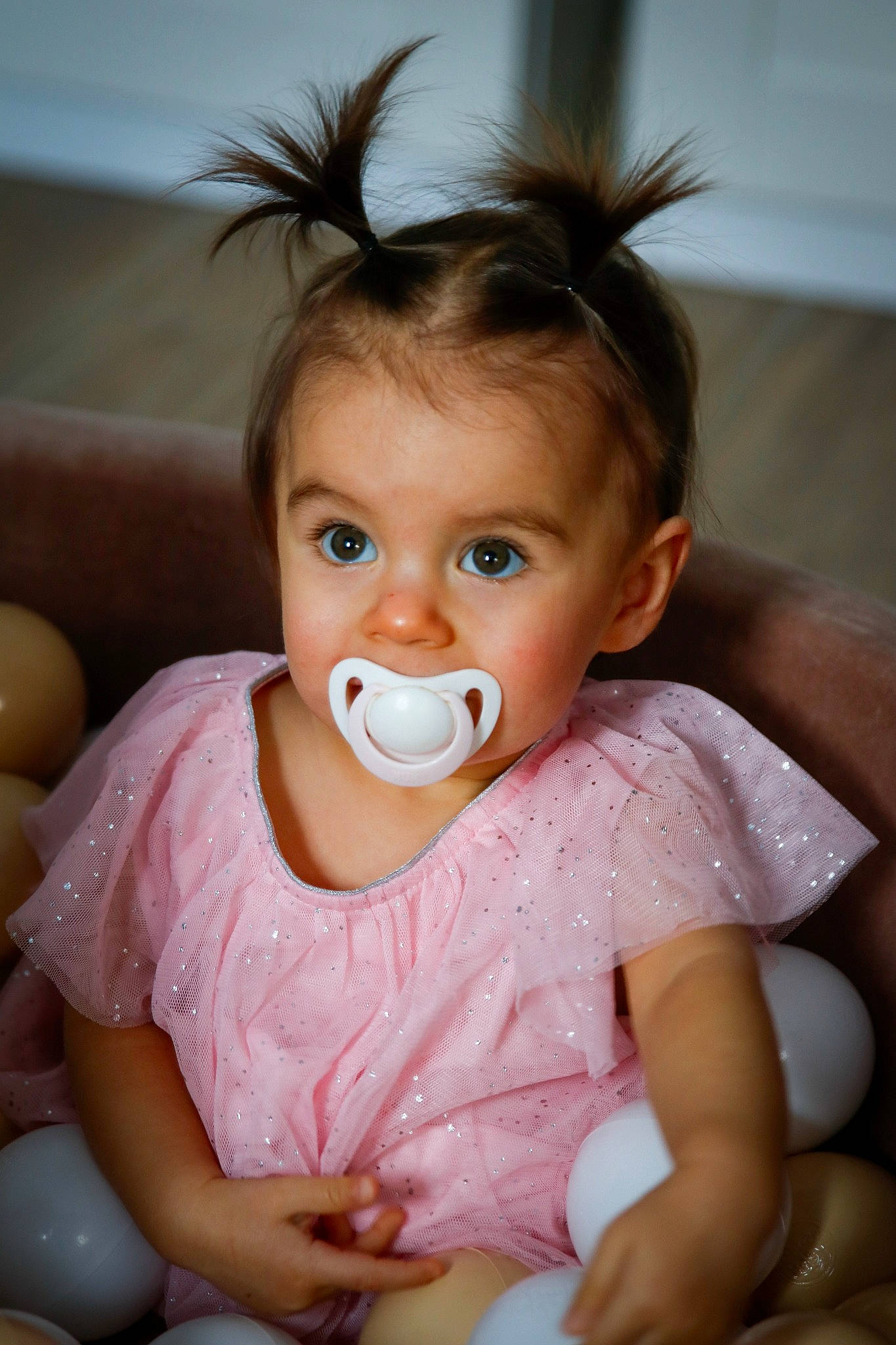 Naomi a rejoint le concours — aidez-le/la à gagner de superbes lots ! arm, baby, baby_toddler_clothing, cheek, chin, dress, ear, eye, eyelash, facial_expression, hairstyle, happy, iris, lip, mouth, neck, nose, person, pink, skin