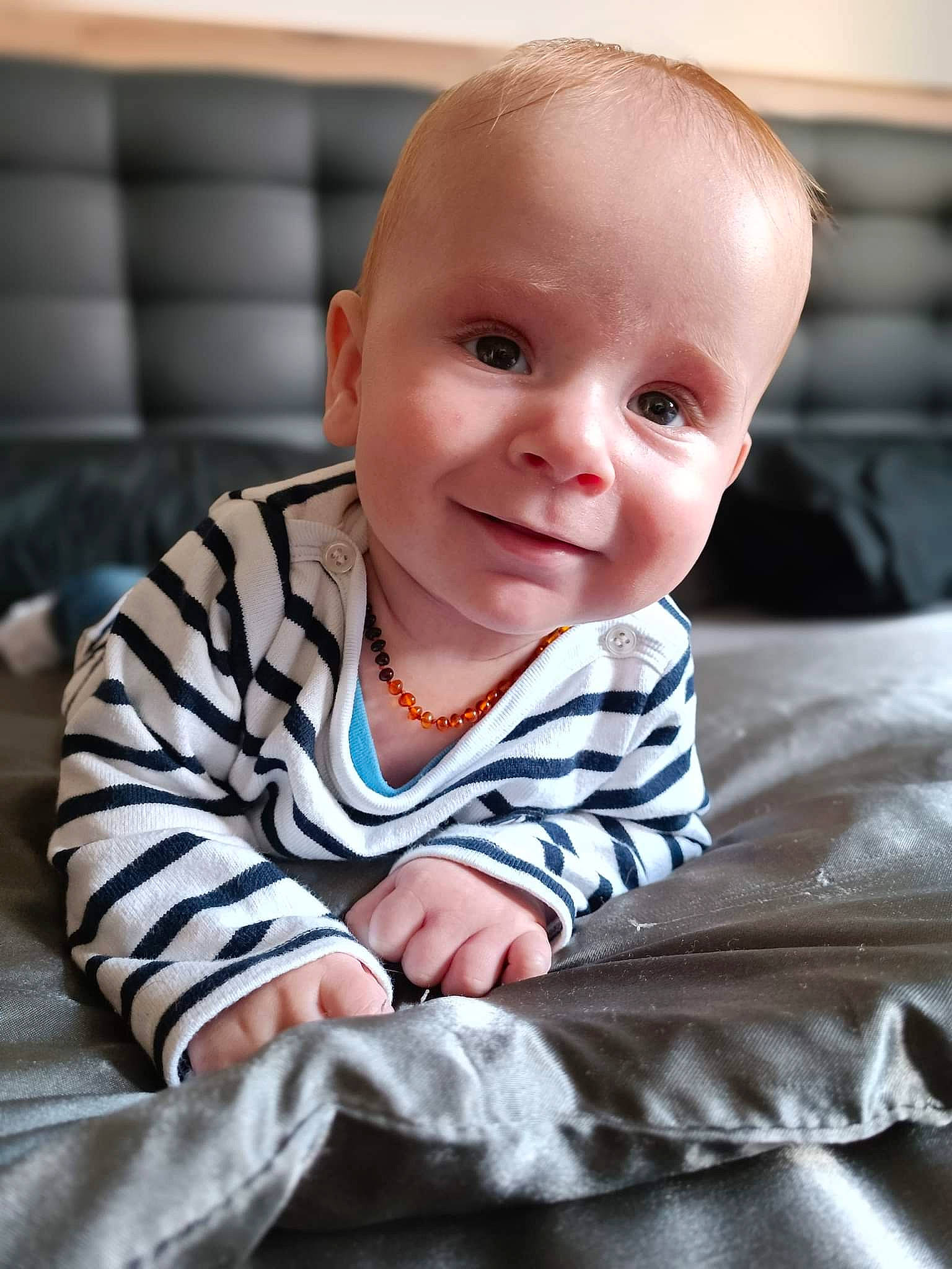 Soan participe au concours pour gagner de l'argent avec cette photo : baby, baby_toddler_clothing, cheek, child, chin, comfort, eye, flash_photography, flooring, fun, happy, head, iris, joy, mouth, pattern, person, sitting, skin, sleeve