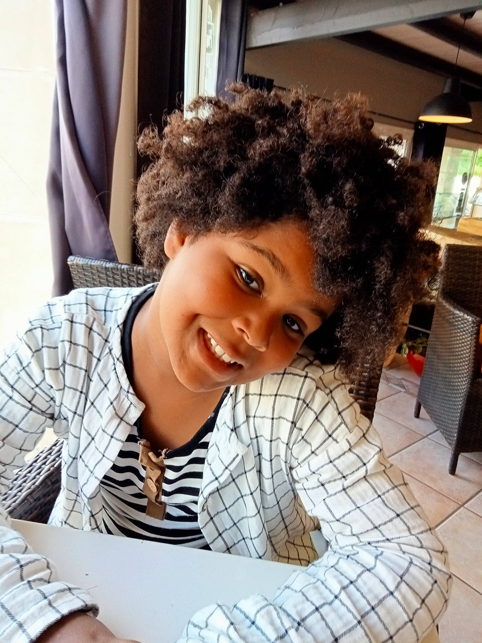 Mélissa a rejoint le concours — aidez-le/la à gagner de superbes lots ! afro, black_hair, chair, eyewear, fashion_accessory, fashion_design, flooring, formal_wear, fun, happy, jheri_curl, joy, lace_wig, pattern, person, plaid, ringlet, room, sitting, smile