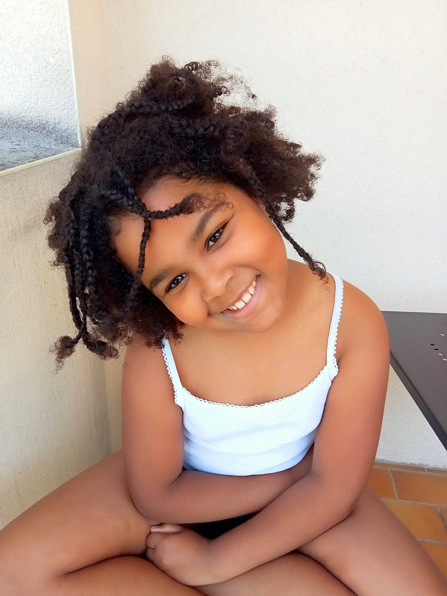 Mélissa a rejoint le concours — aidez-le/la à gagner de superbes lots ! arm, black_hair, chest, chin, eye, eyebrow, face, flash_photography, gesture, happy, human_body, jheri_curl, joint, joy, leg, lip, muscle, neck, person, skin