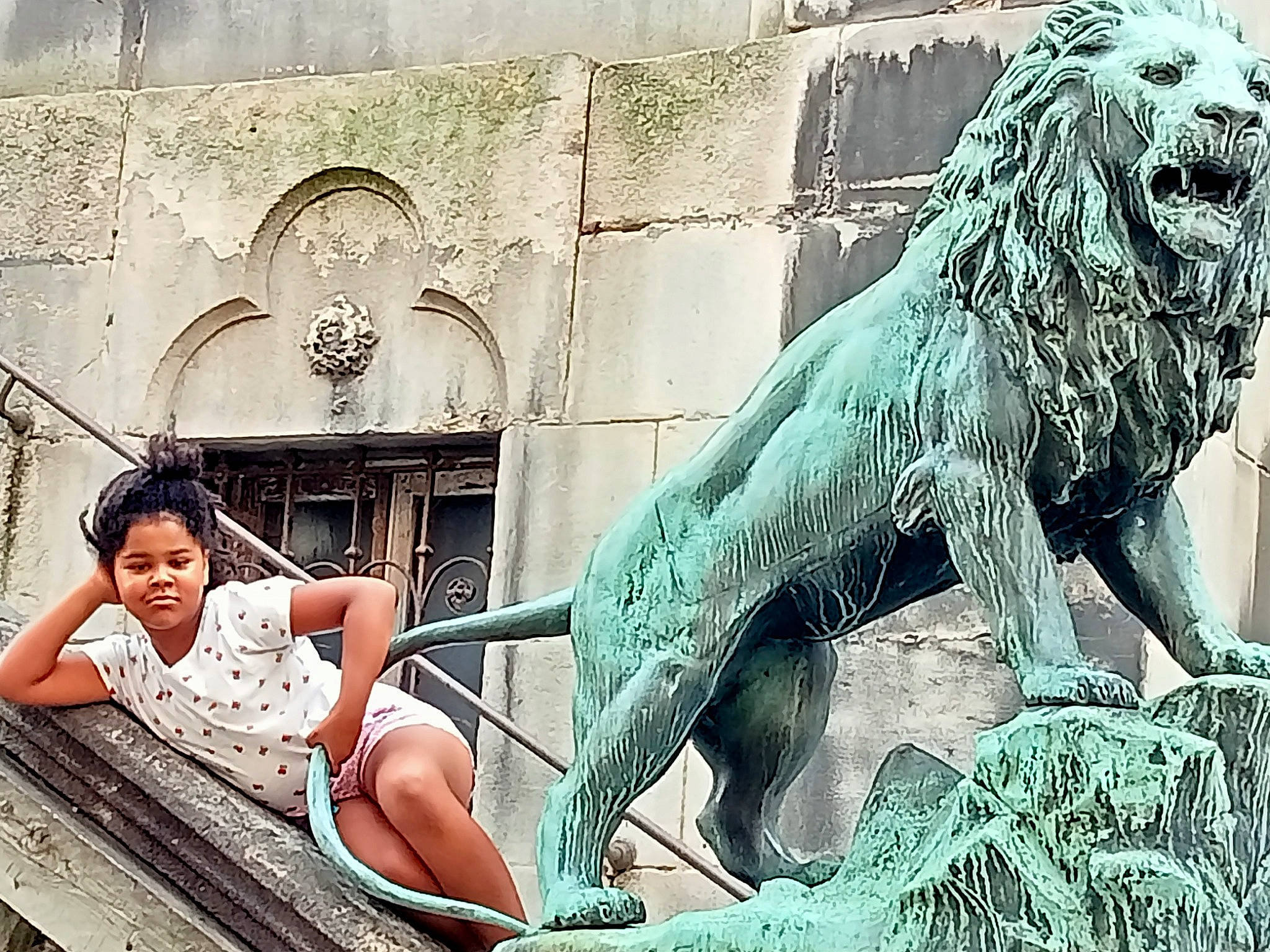 Mélissa a rejoint le concours — aidez-le/la à gagner de superbes lots ! art, big_cats, canidae, carnivore, eyewear, felidae, flash_photography, human_leg, illustration, lion, masai_lion, metal, monument, person, sculpture, snout, sporting_group, statue, terrestrial_animal, visual_arts