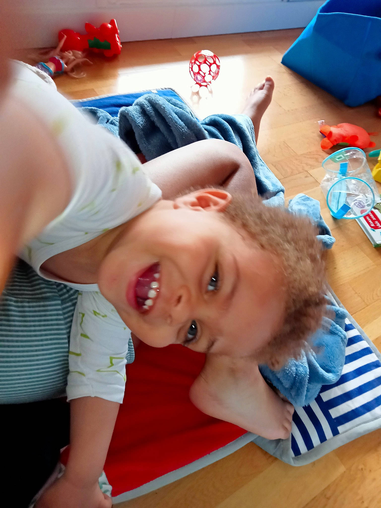 Eliott a rejoint le concours — aidez-le/la à gagner de superbes lots ! abdomen, chest, child, elbow, eyebrow, eyelash, flooring, fun, gesture, happy, jaw, joy, leisure, mouth, neck, person, room, smile, t_shirt, thigh