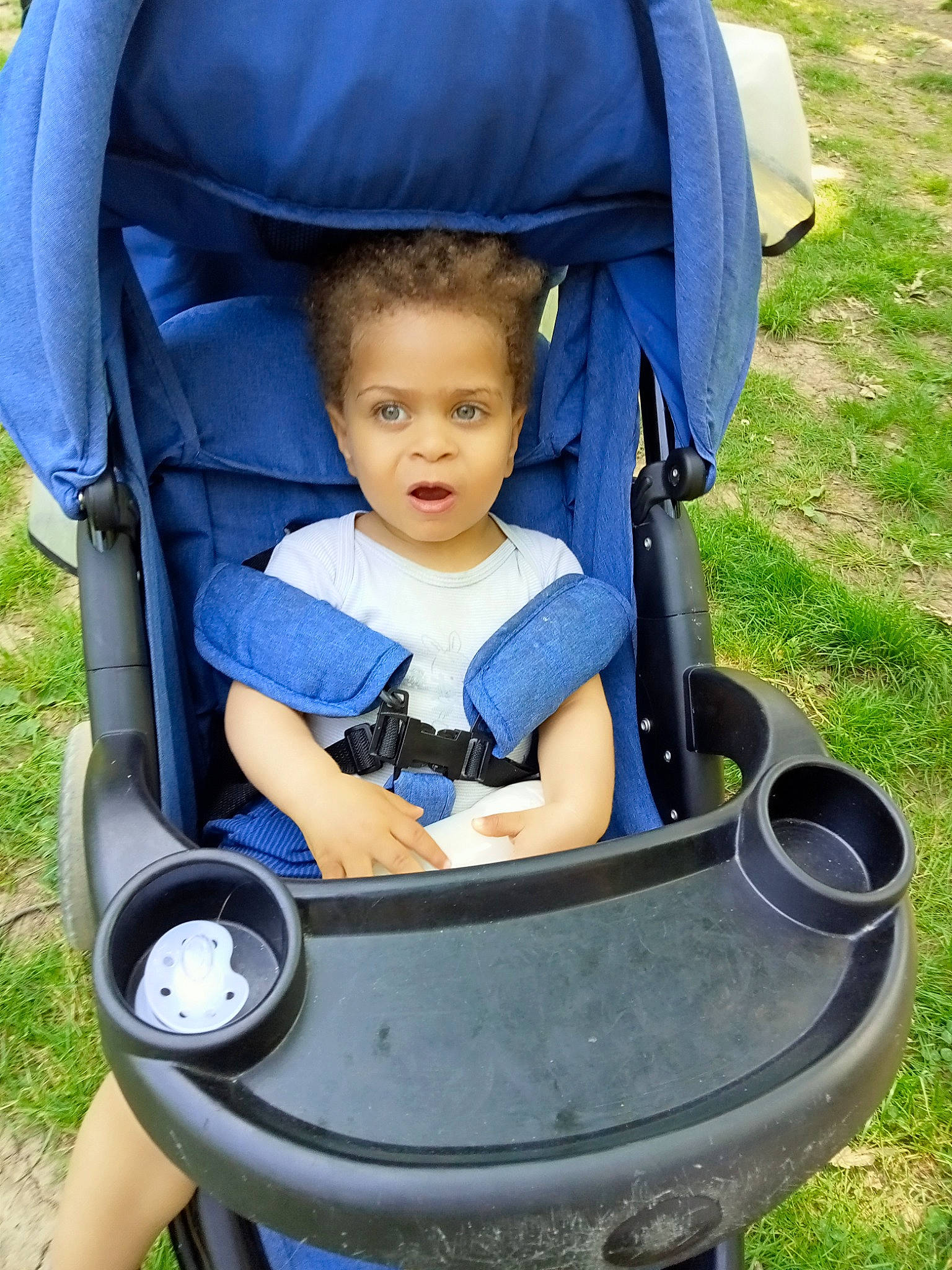 Eliott participe au concours pour gagner de l'argent avec cette photo : auto_part, automotive_tire, baby, baby_carriage, baby_products, blue, chair, child, comfort, electric_blue, fun, grass, leisure, person, plant, sitting, tire, toddler, vacation, vehicle