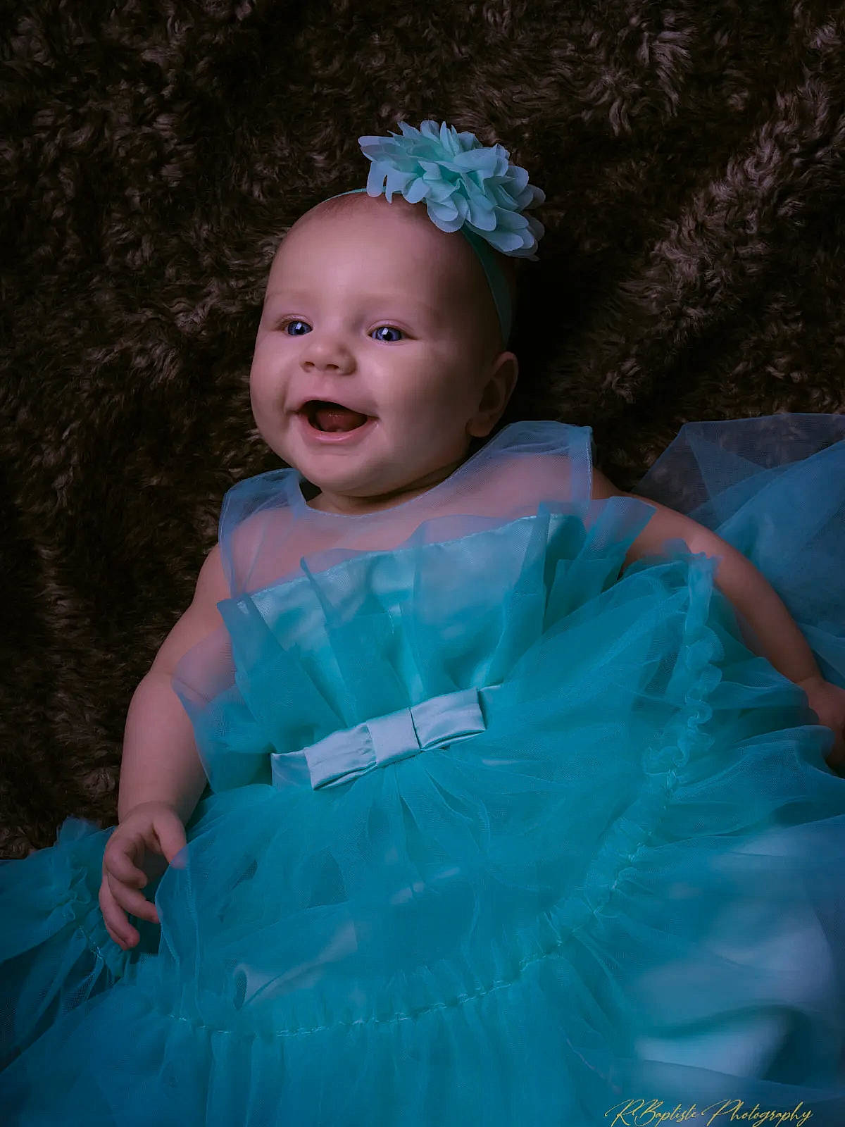 Nora a rejoint le concours — aidez-le/la à gagner de superbes lots ! aqua, baby_toddler_clothing, bridal_accessory, electric_blue, event, eye, flash_photography, grass, hair, happy, head, headband, headgear, headpiece, iris, magenta, person, pink, sleeve, smile