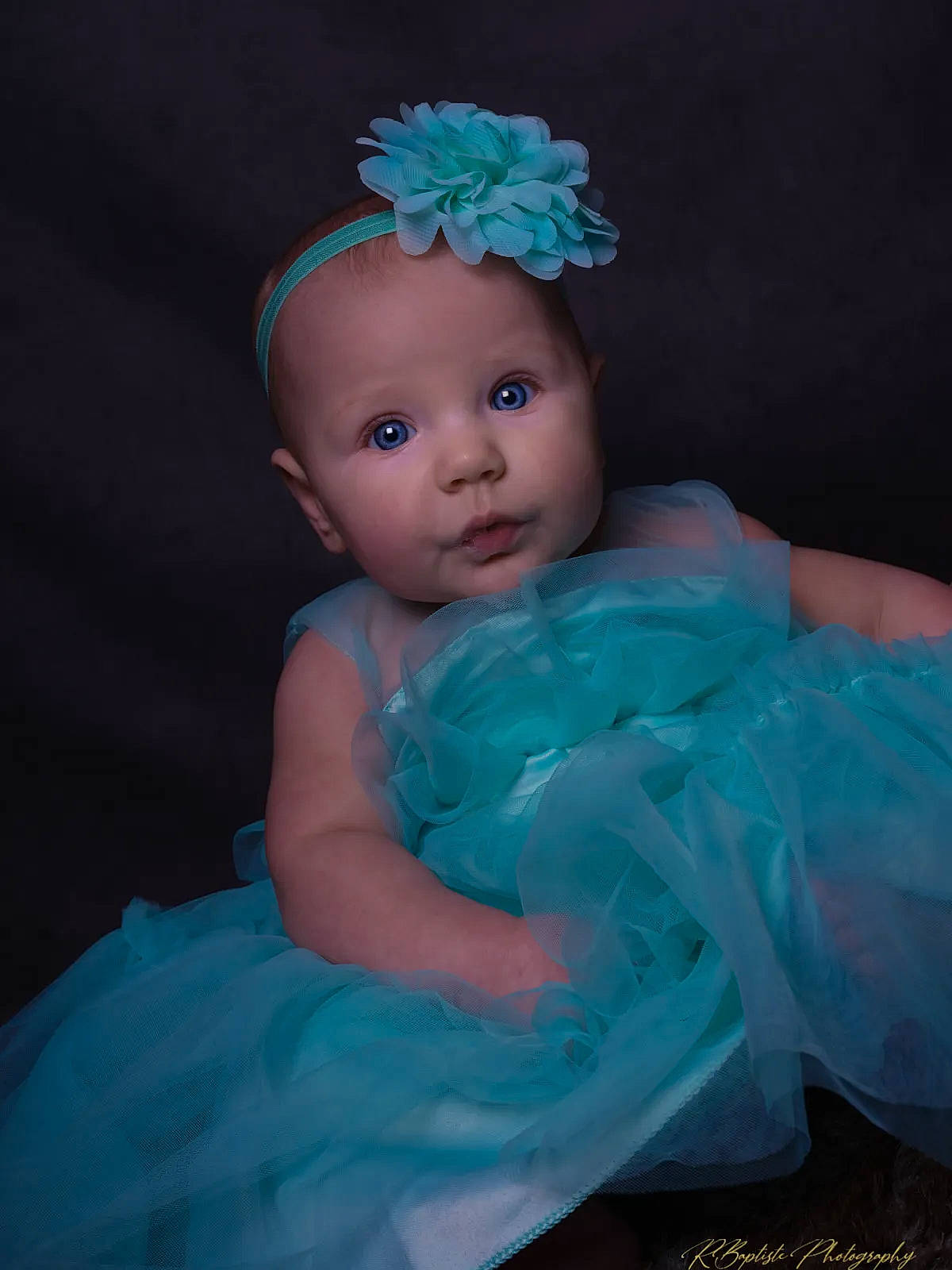 Nora a rejoint le concours — aidez-le/la à gagner de superbes lots ! aqua, blue, bridal_accessory, costume_hat, day_dress, doll, dress, electric_blue, embellishment, eyelash, fashion_design, hair, headband, headpiece, iris, jewellery, person, petal, pink, surprise