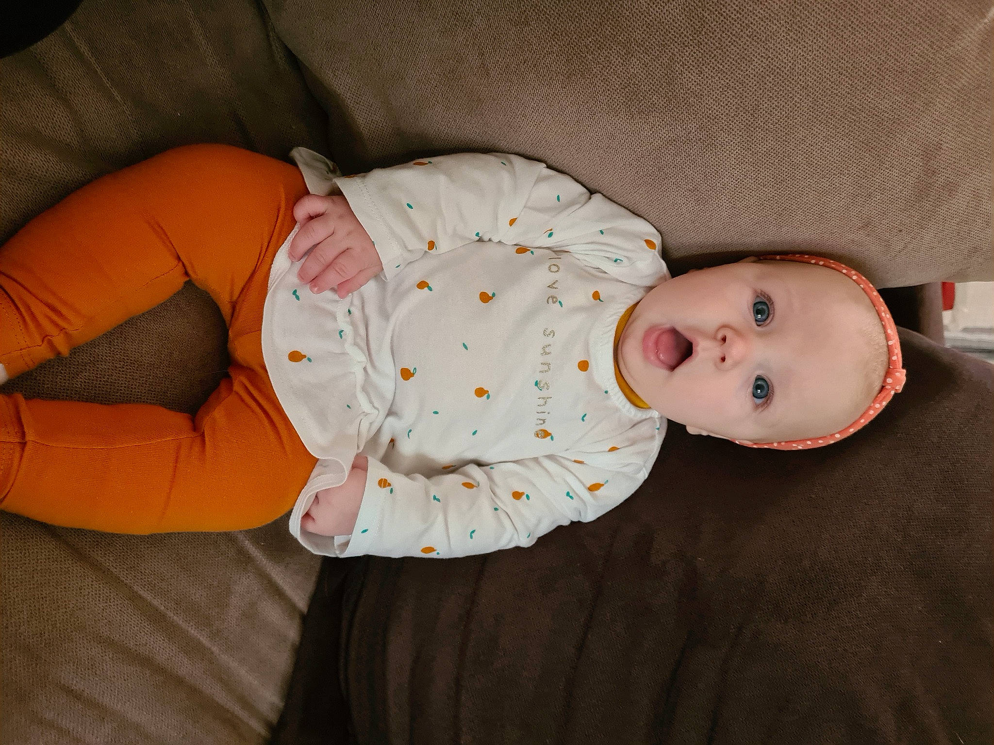 Nora a rejoint le concours — aidez-le/la à gagner de superbes lots ! baby, baby_products, baby_safety, baby_toddler_clothing, cheek, child, comfort, elbow, eye, headgear, human_body, human_leg, linens, pattern, person, product, room, sitting, sleeve, surprise