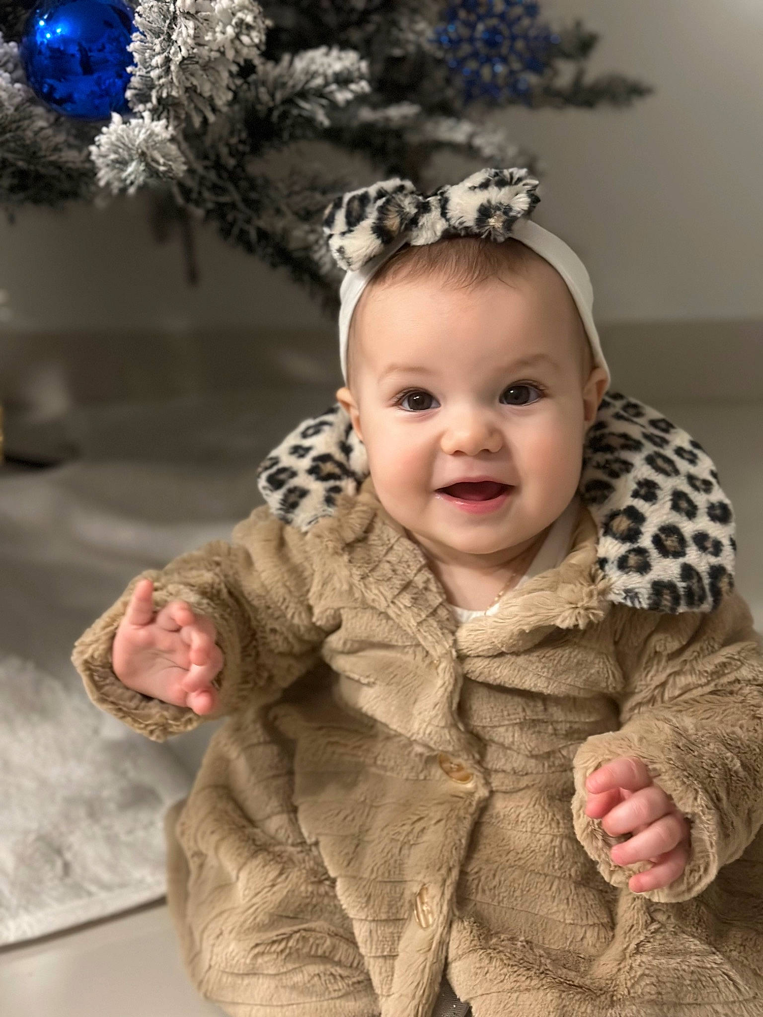 Alice is registered to the contest to win money with this photo: baby, baby_toddler_clothing, child, event, eye, fashion_accessory, flower_arranging, gesture, happy, head, headband, headgear, headpiece, iris, joy, person, pink, plant, sleeve, smile