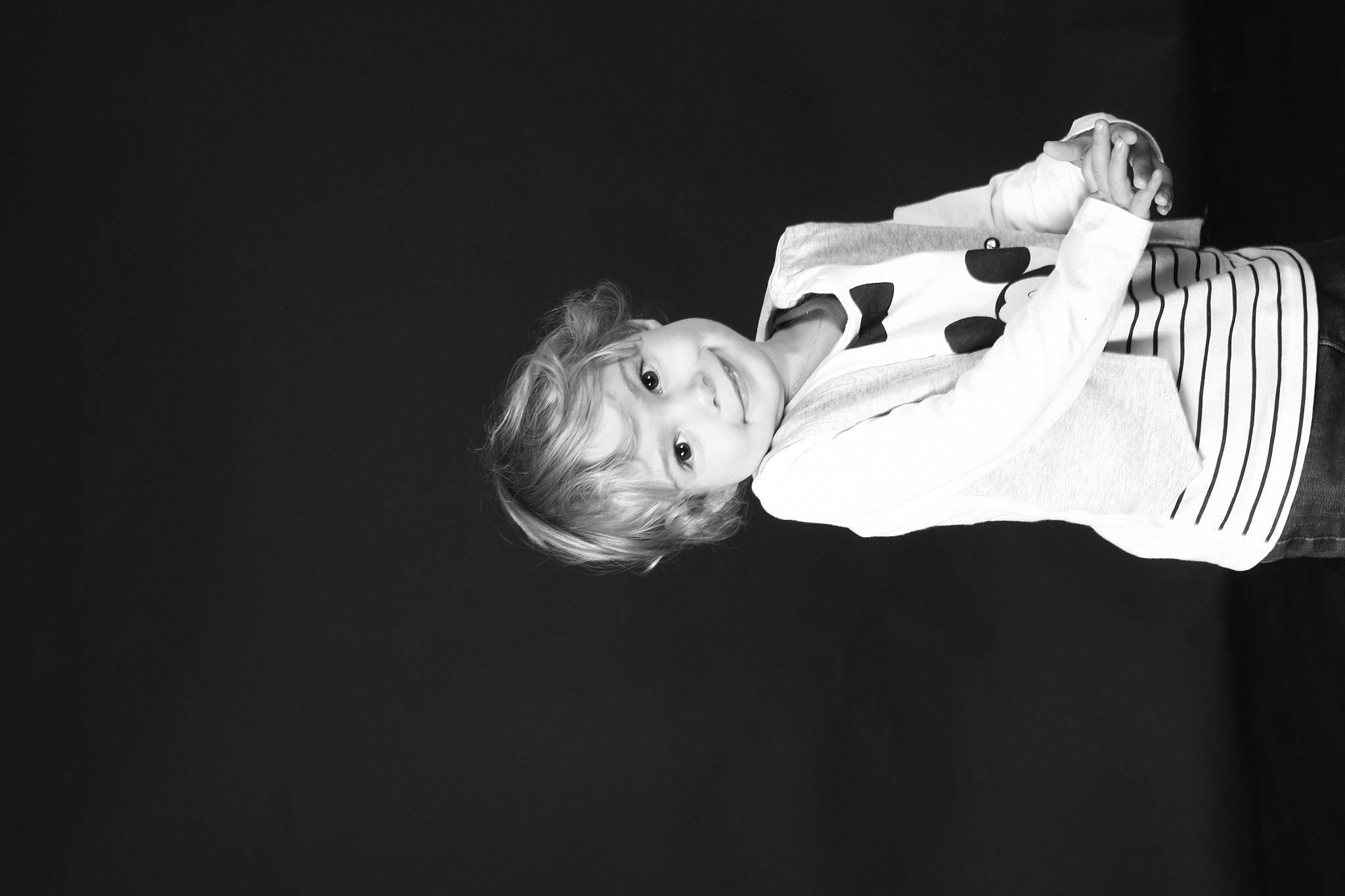 Adriàn a rejoint le concours — aidez-le/la à gagner de superbes lots ! darkness, elbow, entertainment, event, flash_photography, fun, gesture, happy, joy, monochrome, monochrome_photography, night, person, portrait_photography, room, still_life_photography, toddler