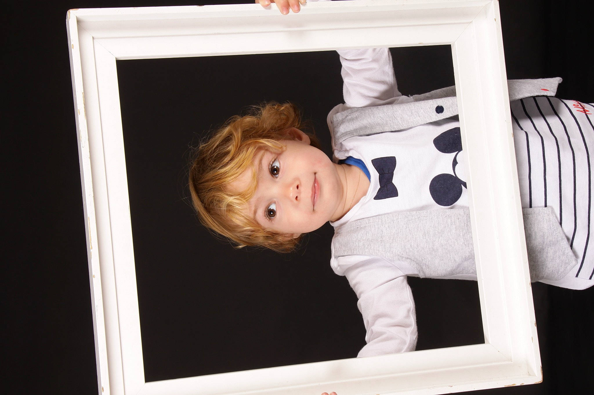 Adriàn participe au concours pour gagner de l'argent avec cette photo : baby, baby_toddler_clothing, cheek, child, comfort, facial_expression, flash_photography, happy, joy, monochrome_photography, person, picture_frame, portrait_photography, rectangle, room, sitting, sleeve, smile, standing, toddler