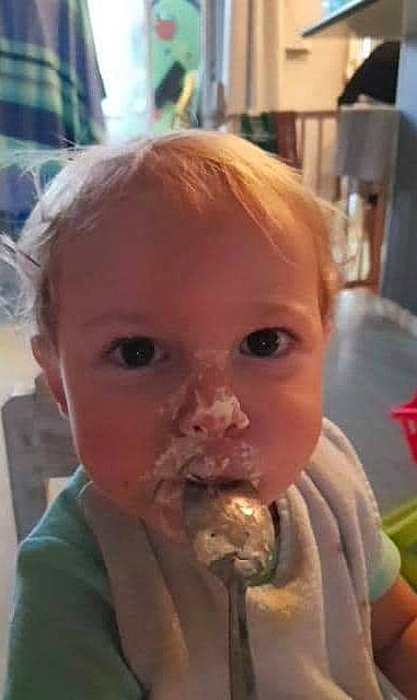 Adriàn a rejoint le concours — aidez-le/la à gagner de superbes lots ! baby, baby_playing_with_food, biting, cheek, child, chin, comfort_food, eating, eyelash, food, food_craving, hairstyle, iris, jaw, lip, mouth, nose, person, skin, tableware