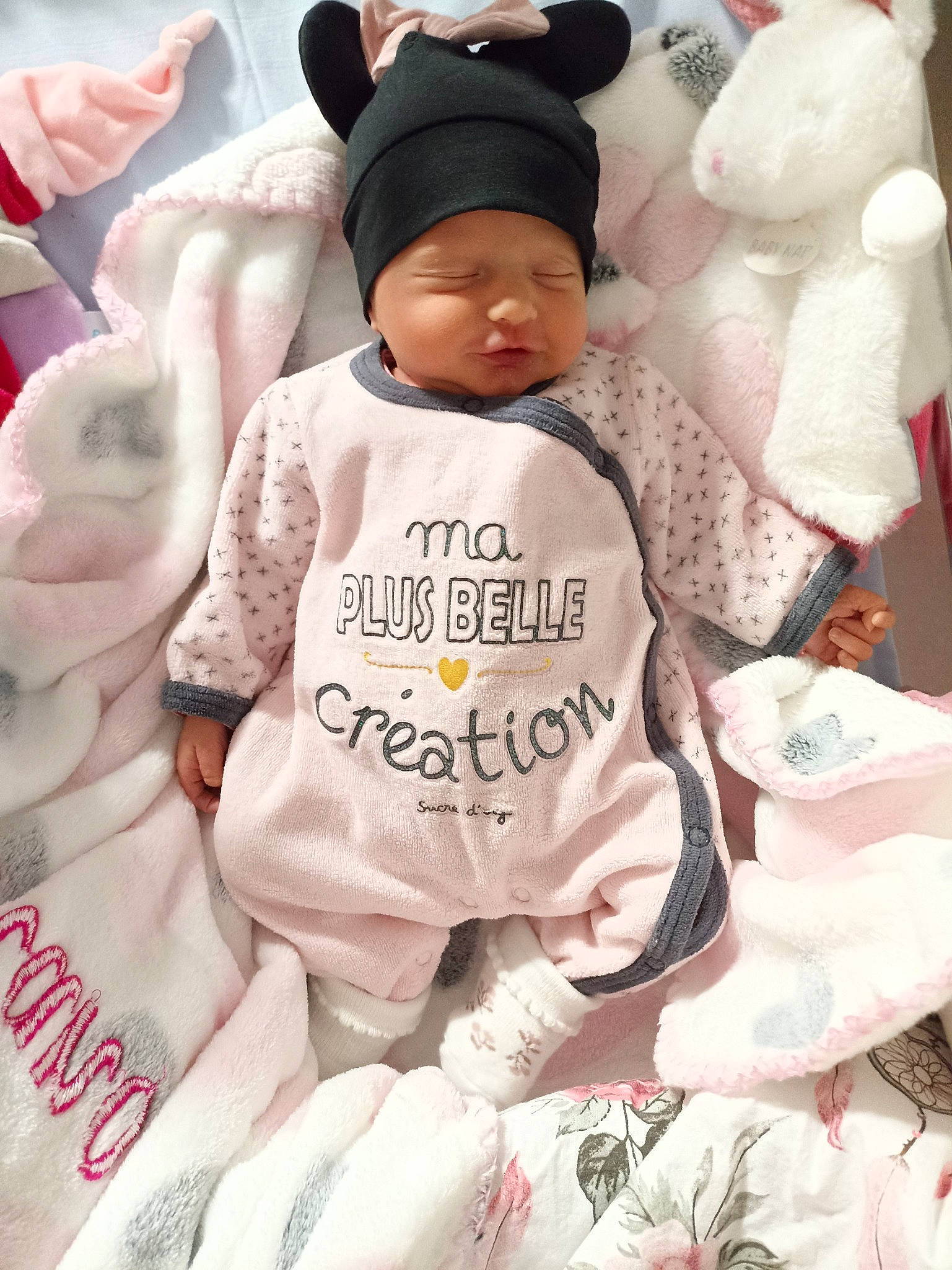 Manon participe au concours pour gagner de l'argent avec cette photo : baby, baby_toddler_clothing, cap, child, comfort, event, font, fur, happy, headwear, hoodie, linens, pattern, peach, person, pink, room, sleeve, t_shirt, textile