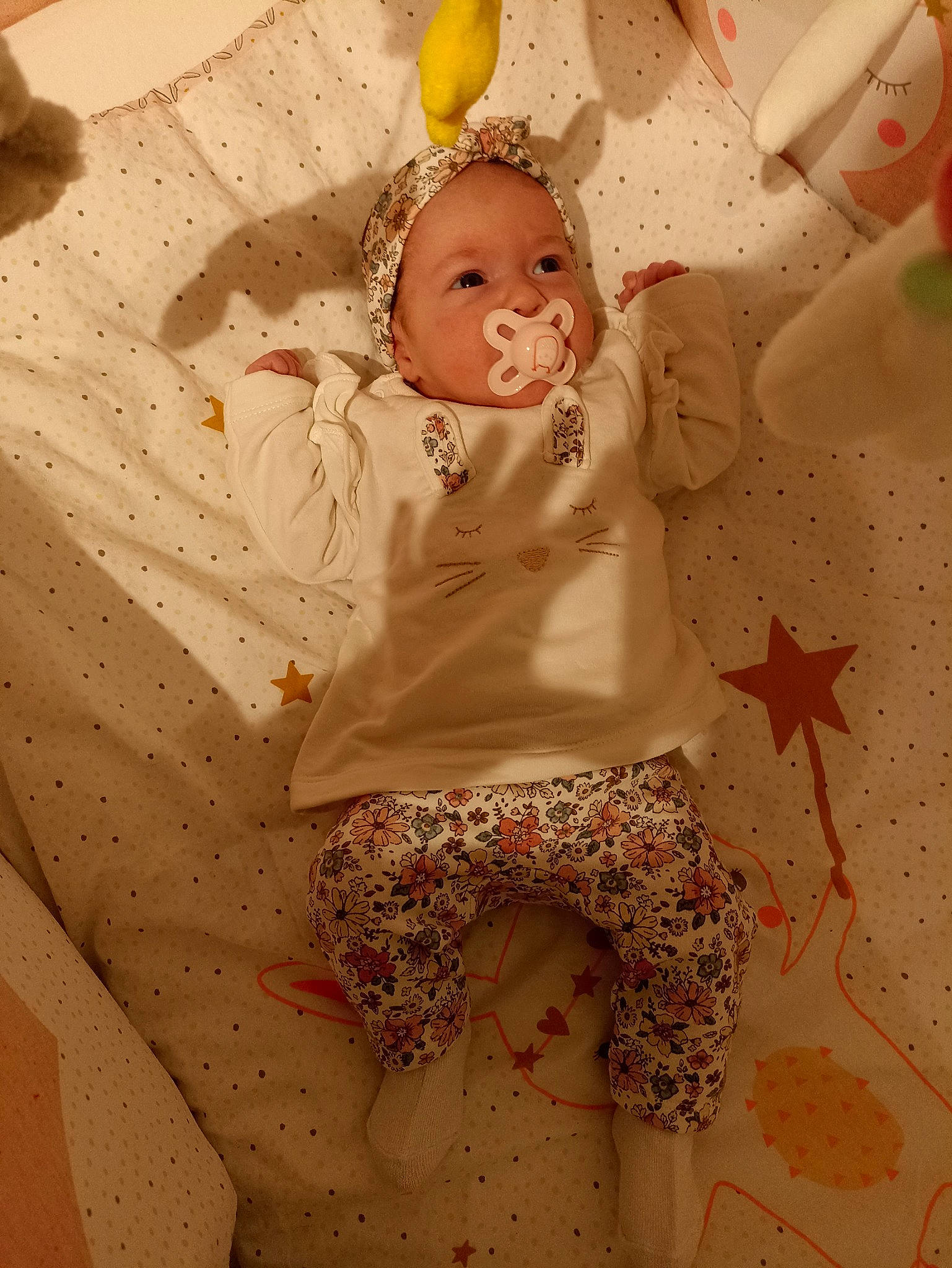 Manon a rejoint le concours — aidez-le/la à gagner de superbes lots ! art, baby, baby_toddler_clothing, cheek, child, comfort, eye, facial_expression, finger, happy, head, human_body, iris, organ, people, people_in_nature, person, pink, skin, textile