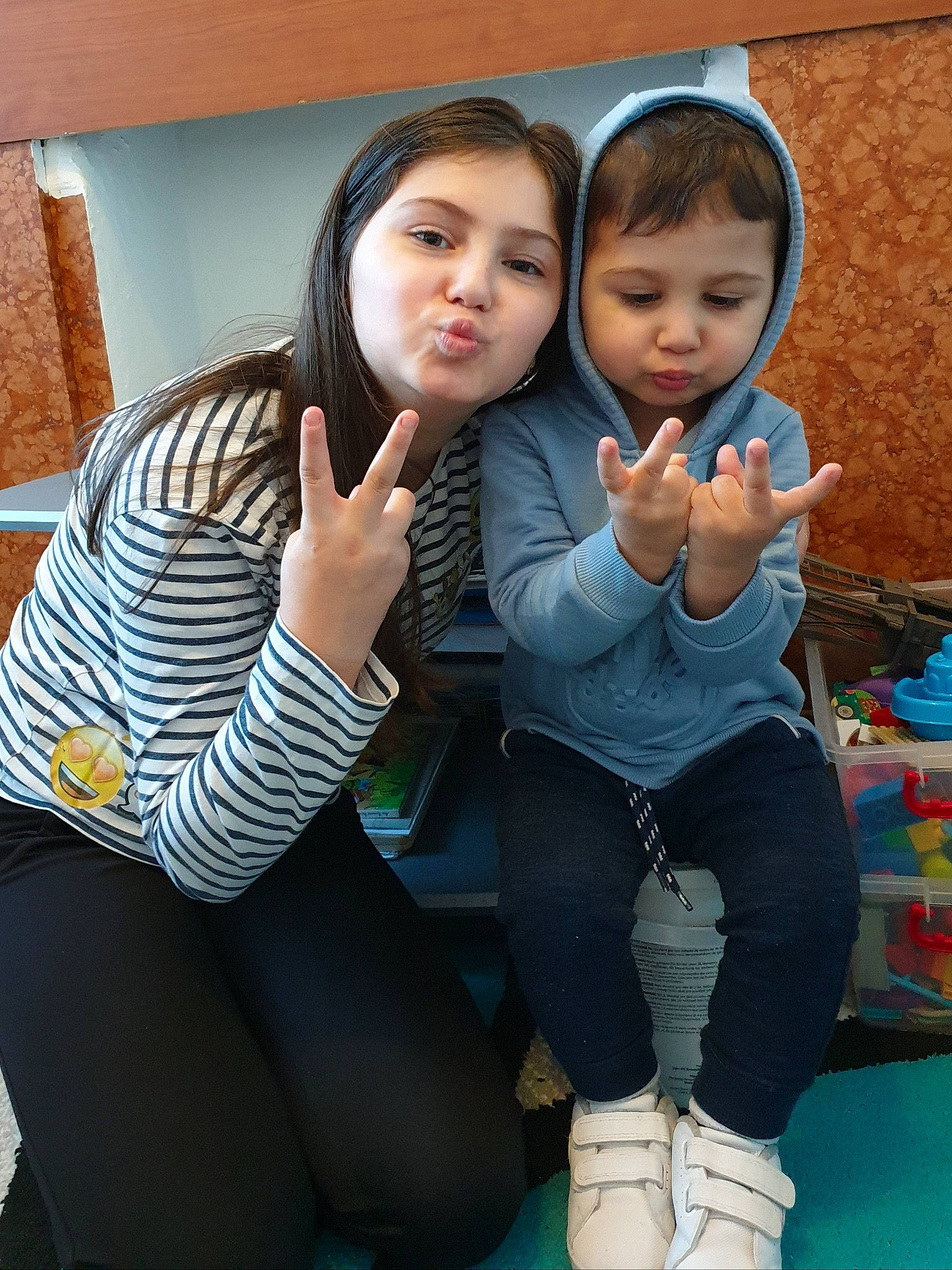 Alexandra a rejoint le concours — aidez-le/la à gagner de superbes lots ! black_hair, child, finger, gesture, happy, jeans, leg, person, sitting, skin, smile, snapshot, thumb, toddler