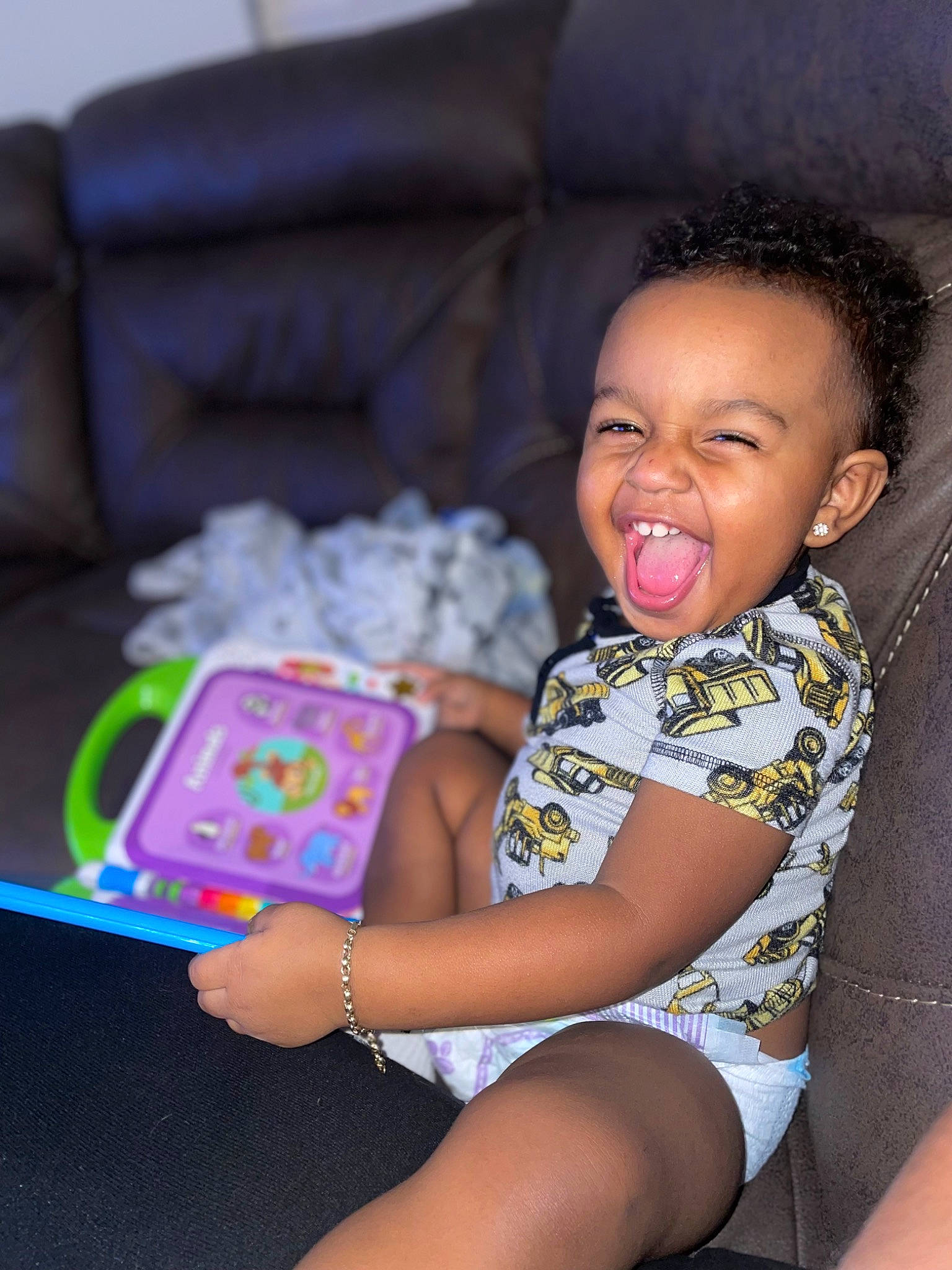 Euro is registered to the contest to win money with this photo: arm, comfort, couch, eye, face, finger, flash_photography, fun, happy, head, lap, leg, leisure, mouth, person, pink, purple, skin, smile, thigh