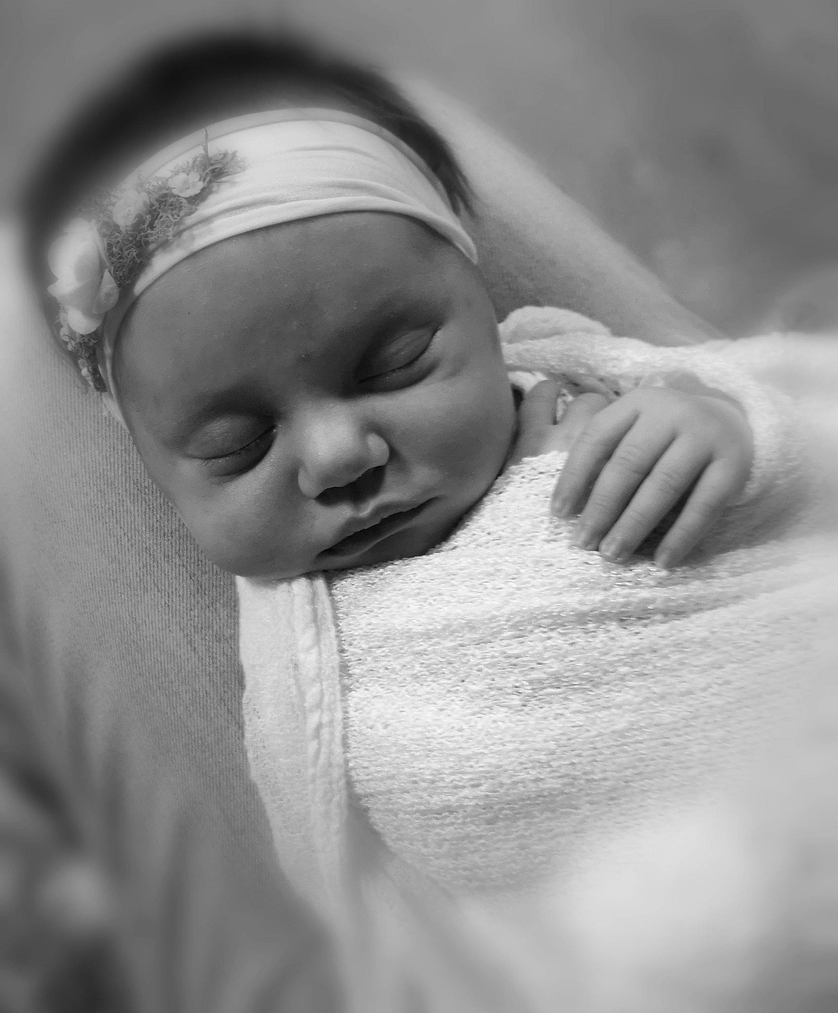 Juliana participe au concours pour gagner de l'argent avec cette photo : baby, birth, black, black_and_white, child, eye, face, finger, hand, lip, monochrome, monochrome_photography, nose, person, photograph, photography, portrait_photography, skin, smile, toddler