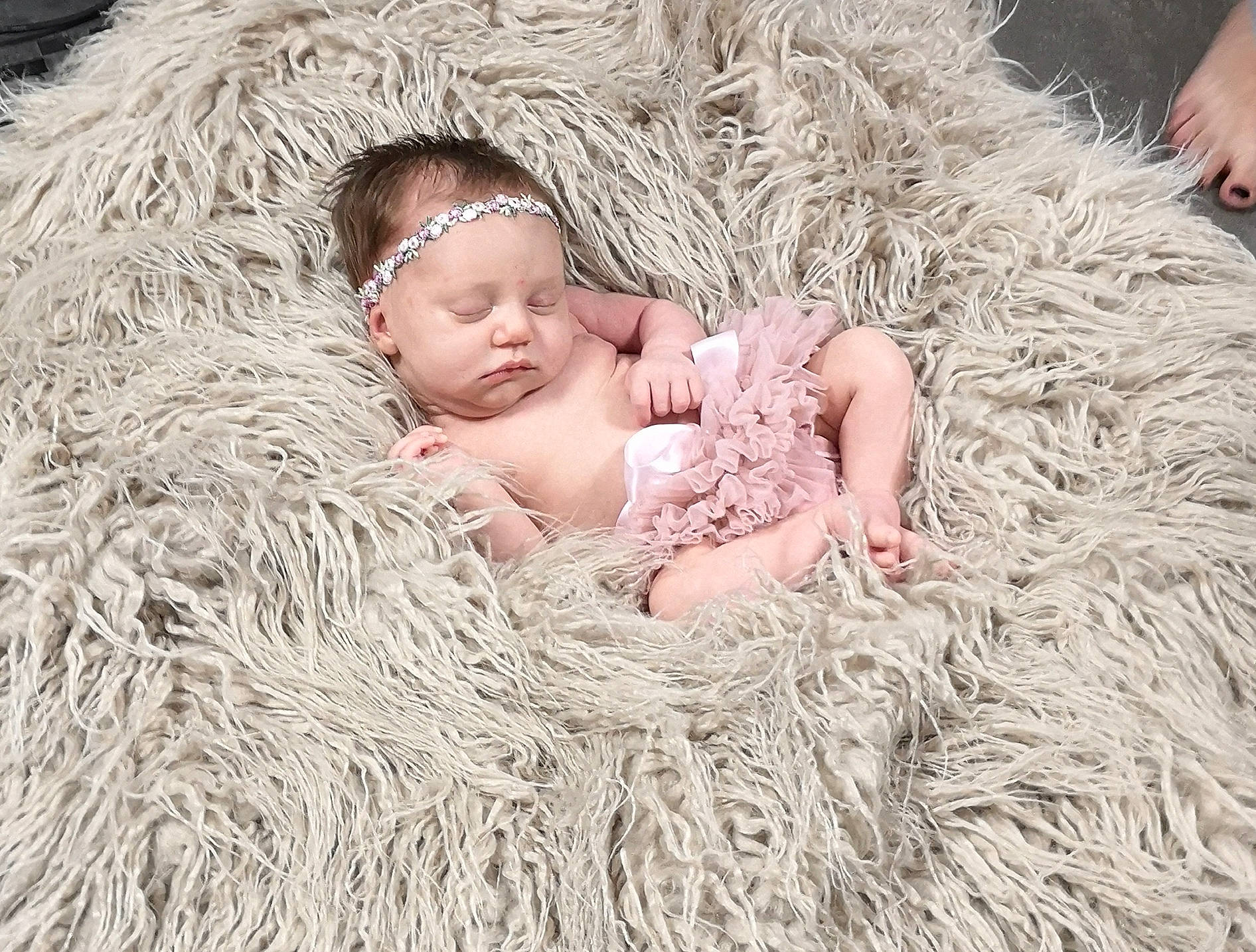 Juliana participe au concours pour gagner de l'argent avec cette photo : baby, beauty, child, dress, fur, fur_clothing, natural_material, outerwear, person, photo_shoot, photograph, photography, portrait_photography, product, sorrow, textile, toddler, wool