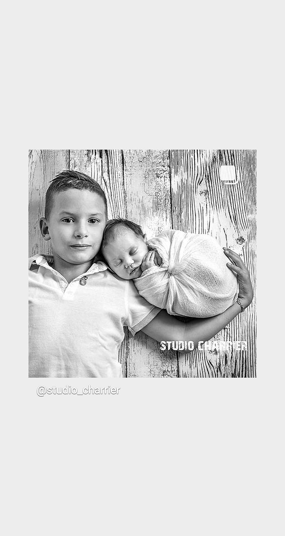 Juliana a rejoint le concours — aidez-le/la à gagner de superbes lots ! baby, black_and_white, child, family, fathers_day, person, photograph, photography, portrait, sibling, smile, snapshot, stock_photography, toddler