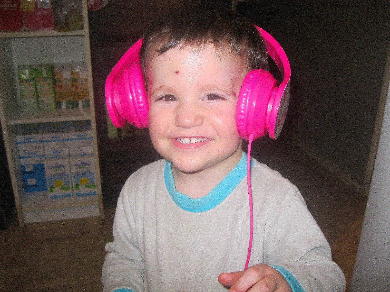 Maël participe au concours pour gagner de l'argent avec cette photo : audio_equipment, child, ear, electronic_device, fun, gadget, head, headphones, hearing, joy, organ, person, pink, play, smile, technology, toddler