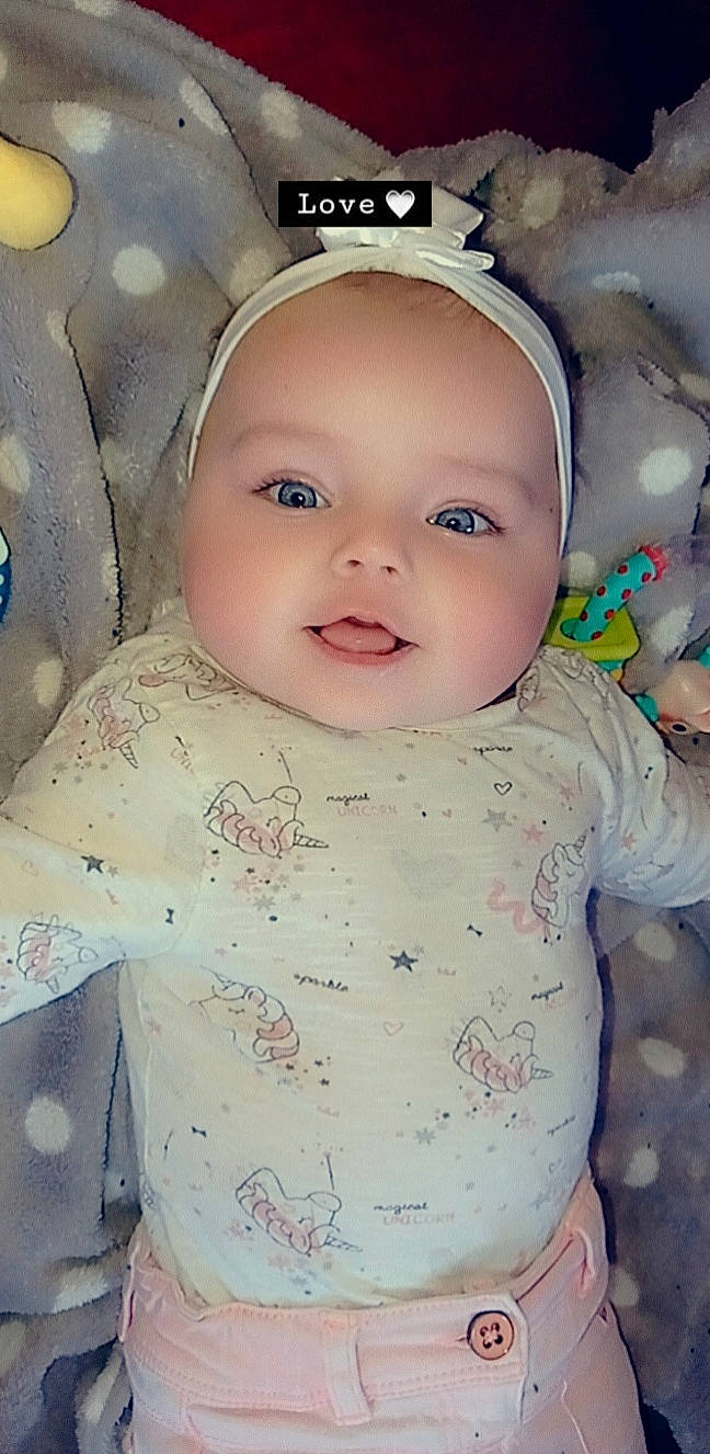 Elyana a rejoint le concours — aidez-le/la à gagner de superbes lots ! baby, baby_toddler_clothing, cheek, child, chin, eyebrow, eyelash, face, happy, head, headwear, iris, linens, lip, nose, person, product, skin, sleeve, smile