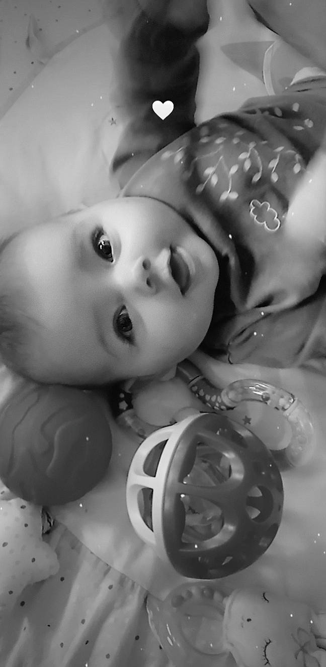 Elyana participe au concours pour gagner de l'argent avec cette photo : automotive_tire, baby, black, black_and_white, cheek, child, eye, eyebrow, eyelash, facial_expression, flash_photography, head, human_body, iris, lip, mouth, nose, person, style, toy