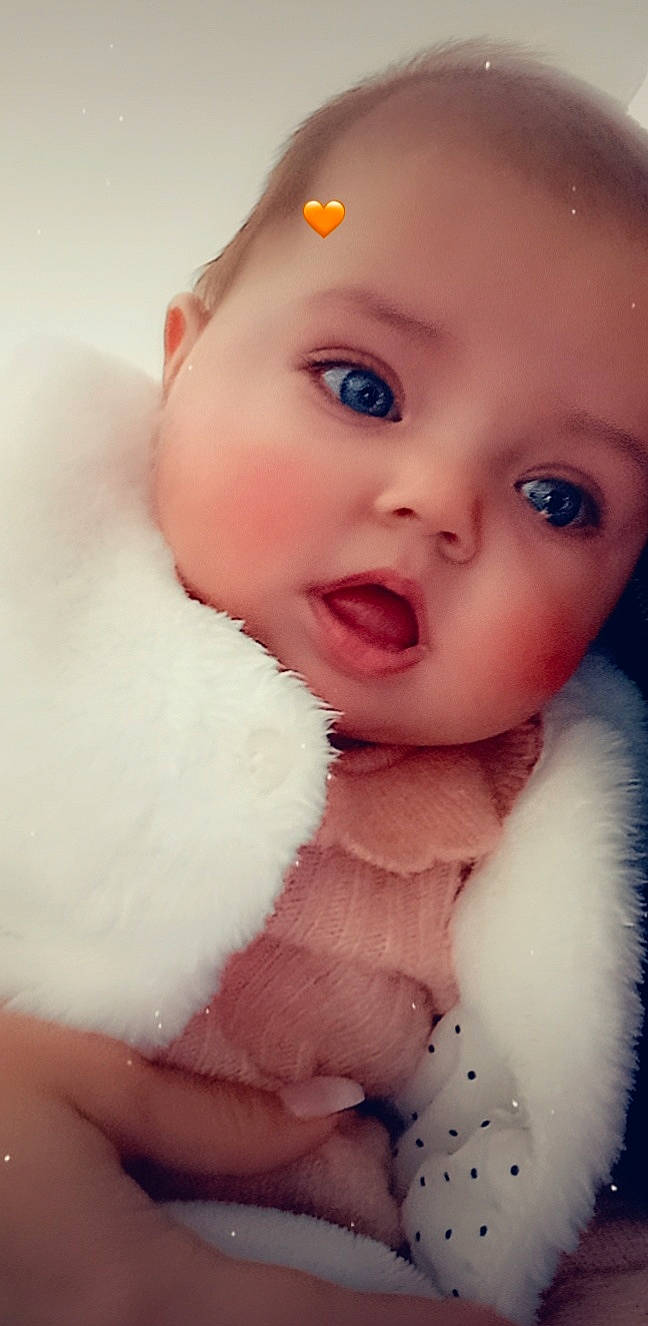 Elyana a rejoint le concours — aidez-le/la à gagner de superbes lots ! cheek, chin, ear, eye, eyebrow, eyelash, face, finger, flash_photography, hand, happy, head, human_body, iris, lip, mouth, neck, nose, person, pink