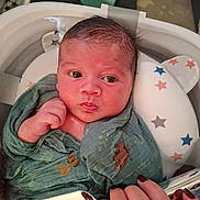 Roméo a rejoint le concours — aidez-le/la à gagner de superbes lots ! baby, infant, child, blanket, bath, pillow, stars, hand, nail_polish, green_clothing, water, face, portrait, expression, indoors, newborn, cute, resting, skin, person