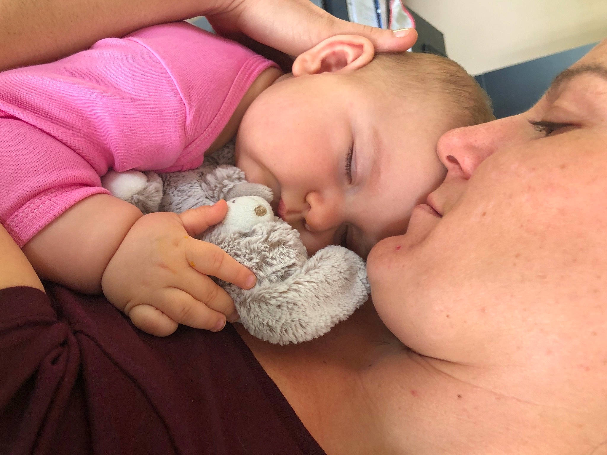 Hinata participe au concours pour gagner de l'argent avec cette photo : abdomen, arm, baby, cheek, chest, comfort, ear, eyelash, finger, gesture, hand, human_body, jaw, joint, mouth, nail, neck, nose, person, skin