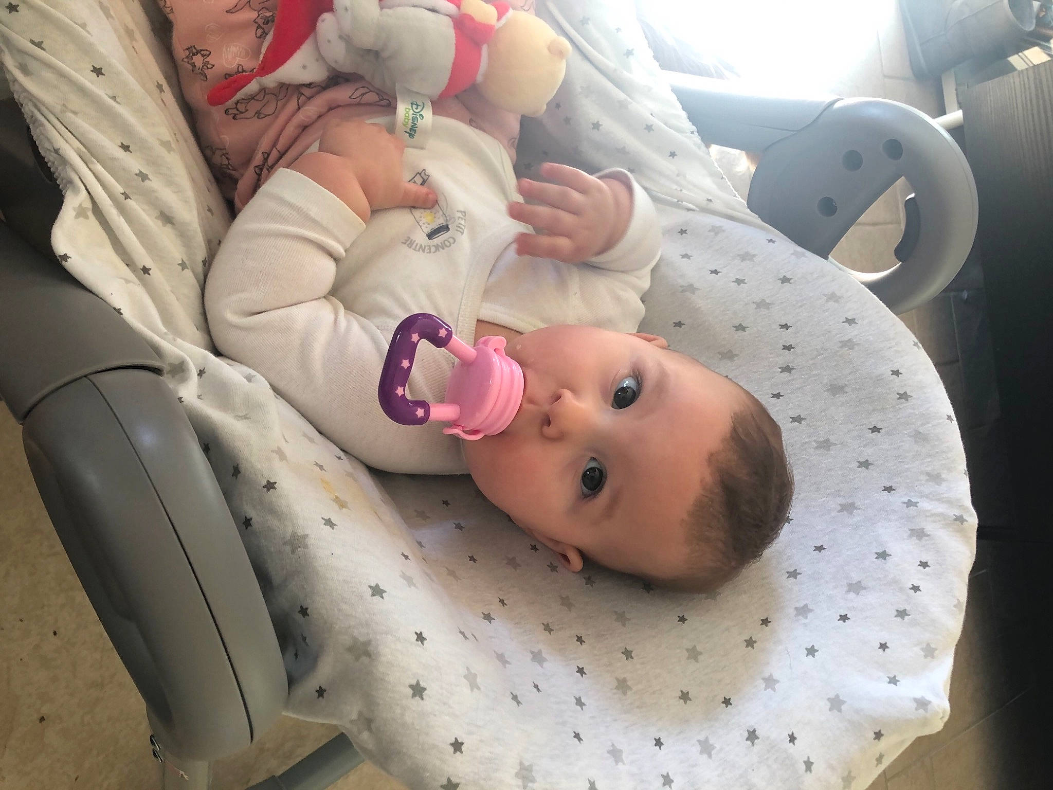 Hinata a rejoint le concours — aidez-le/la à gagner de superbes lots ! baby, baby_products, baby_safety, baby_sleeping, baby_toddler_clothing, cheek, child, comfort, health_care, linens, pattern, person, room, service, skin, textile, toddler, white