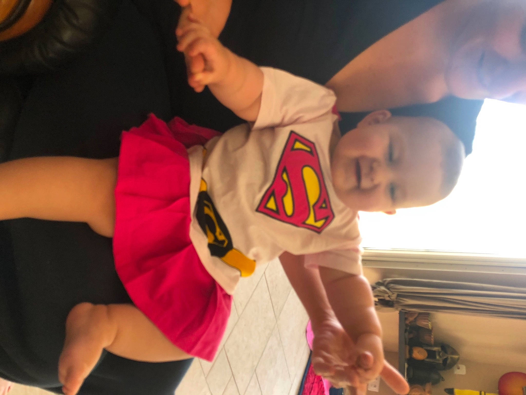 Hinata participe au concours pour gagner de l'argent avec cette photo : child, elbow, entertainment, event, fun, gesture, hand, happy, human_body, joint, magenta, mouth, orange, person, room, t_shirt, thigh, thumb, toddler, vacation