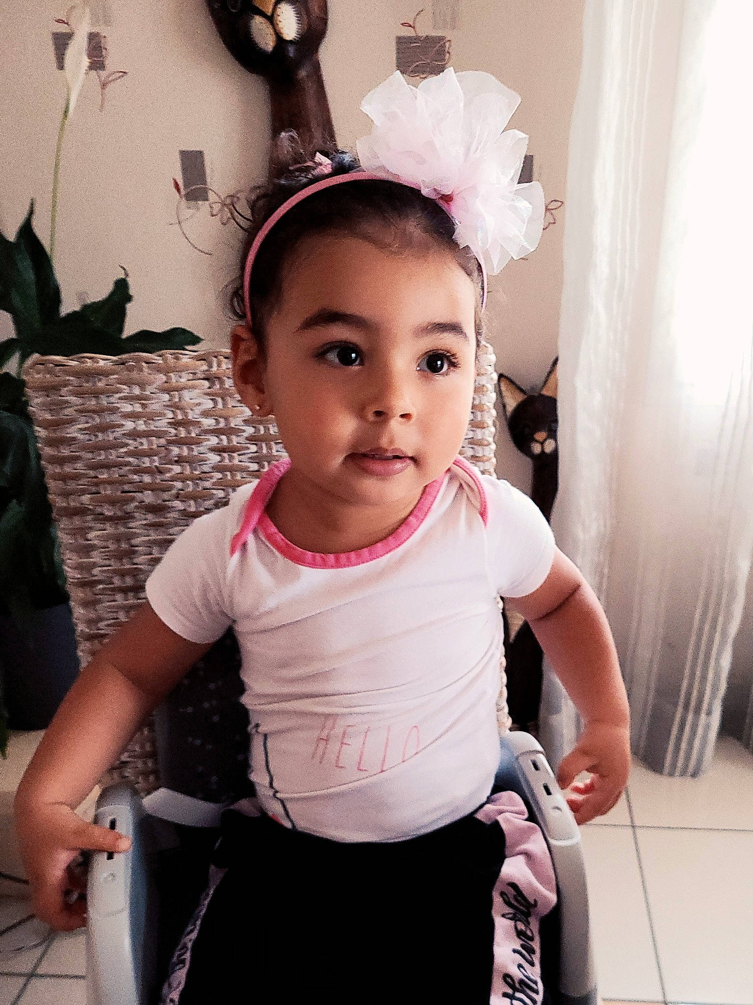 Ihcene a rejoint le concours — aidez-le/la à gagner de superbes lots ! baby, baby_toddler_clothing, child, costume_hat, curtain, eyelash, fashion_accessory, happy, headband, headpiece, jewellery, magenta, neck, person, pink, sitting, sleeve, t_shirt, toddler, waist