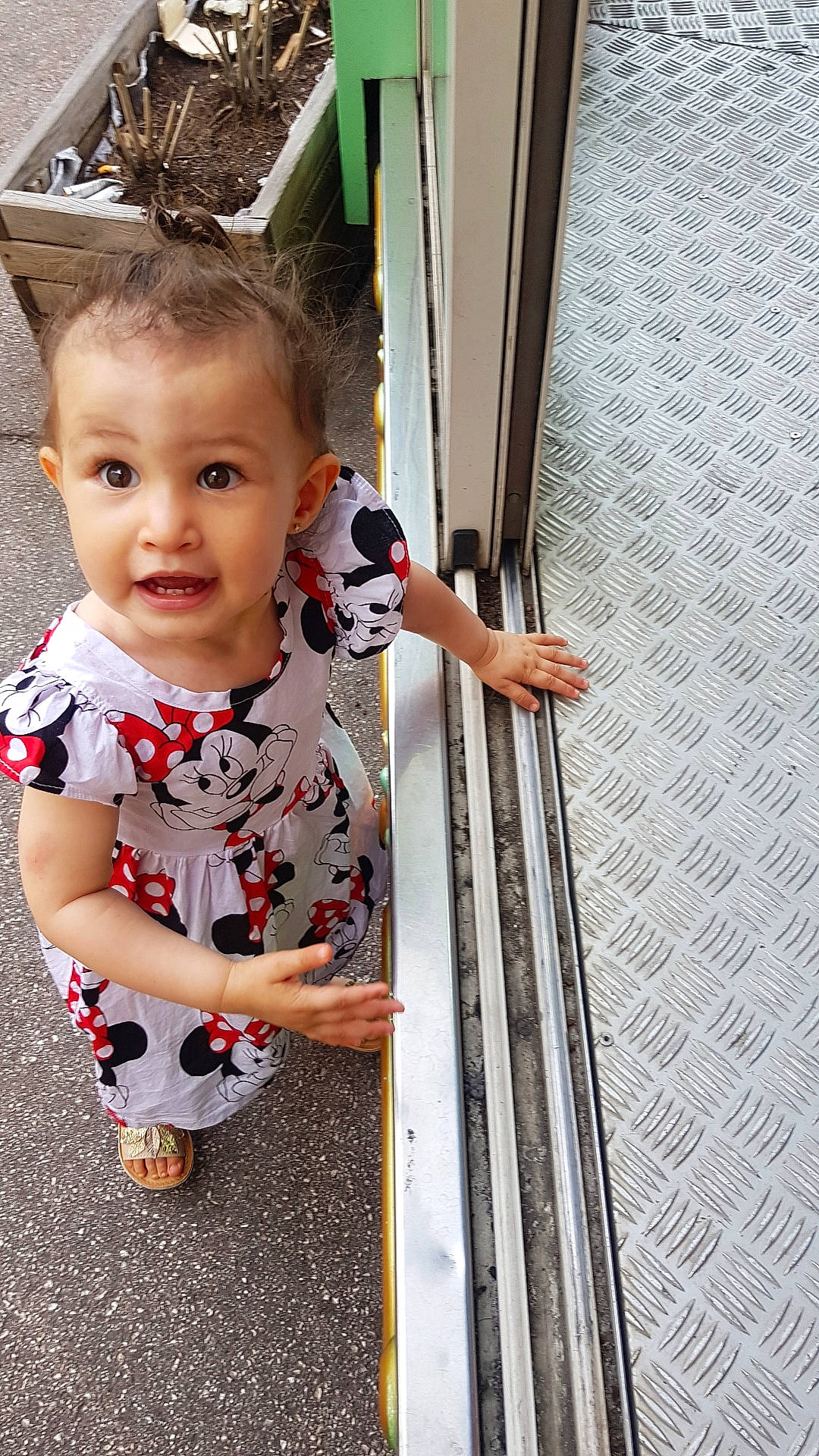 Naya participe au concours pour gagner de l'argent avec cette photo : baby, baby_toddler_clothing, child, child_model, chin, dress, face, fun, happy, leisure, metal, pattern, person, recreation, standing, street_fashion, t_shirt, toddler, travel, vacation