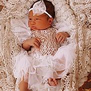 Anná participe au concours pour gagner de l'argent avec cette photo : newborn, baby, lace, headband, wicker_basket, blanket, fabric, white, infant, portrait, soft, cute, clothing, baby_girl, tulle, pearl, delicate, sleepy, resting, indoors