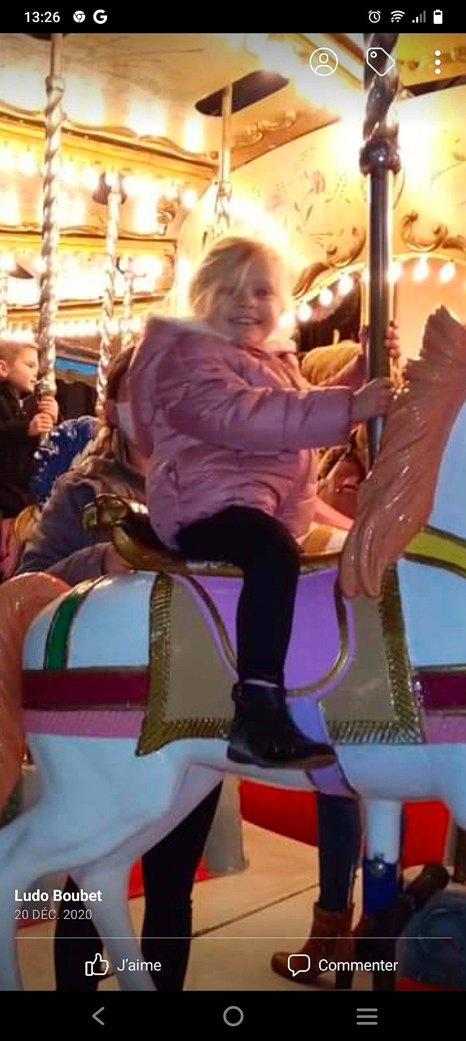 Louanna participe au concours pour gagner de l'argent avec cette photo : amusement_park, amusement_ride, carousel, child, event, fair, fun, happy, joy, laugh, leisure, nonbuilding_structure, person, playground, public_event, recreation, sitting, smile, snapshot, toddler