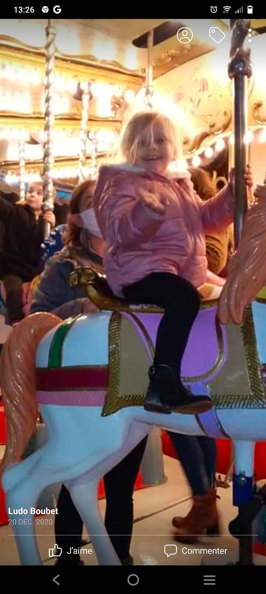 Louanna participe au concours pour gagner de l'argent avec cette photo : amusement_park, amusement_ride, blond, boot, carousel, event, fashion, fun, human_leg, lap, leisure, mammal, nonbuilding_structure, person, photograph, public_event, purple, recreation, smile, snapshot