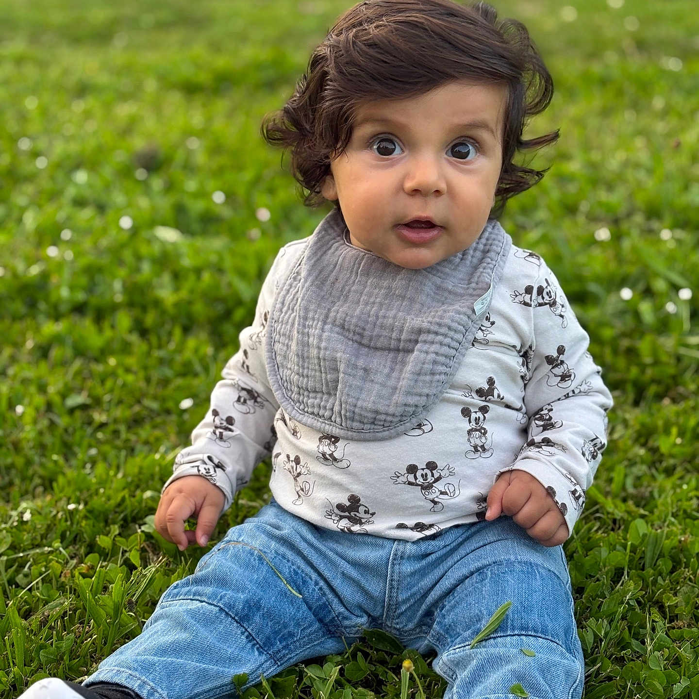 Tigran participe au concours pour gagner de l'argent avec cette photo : boy, child, clothing, face, footwear, grass, head, jeans, knitwear, lawn, male, pants, person, photography, plant, portrait, shirt, shoe, sitting, sweater
