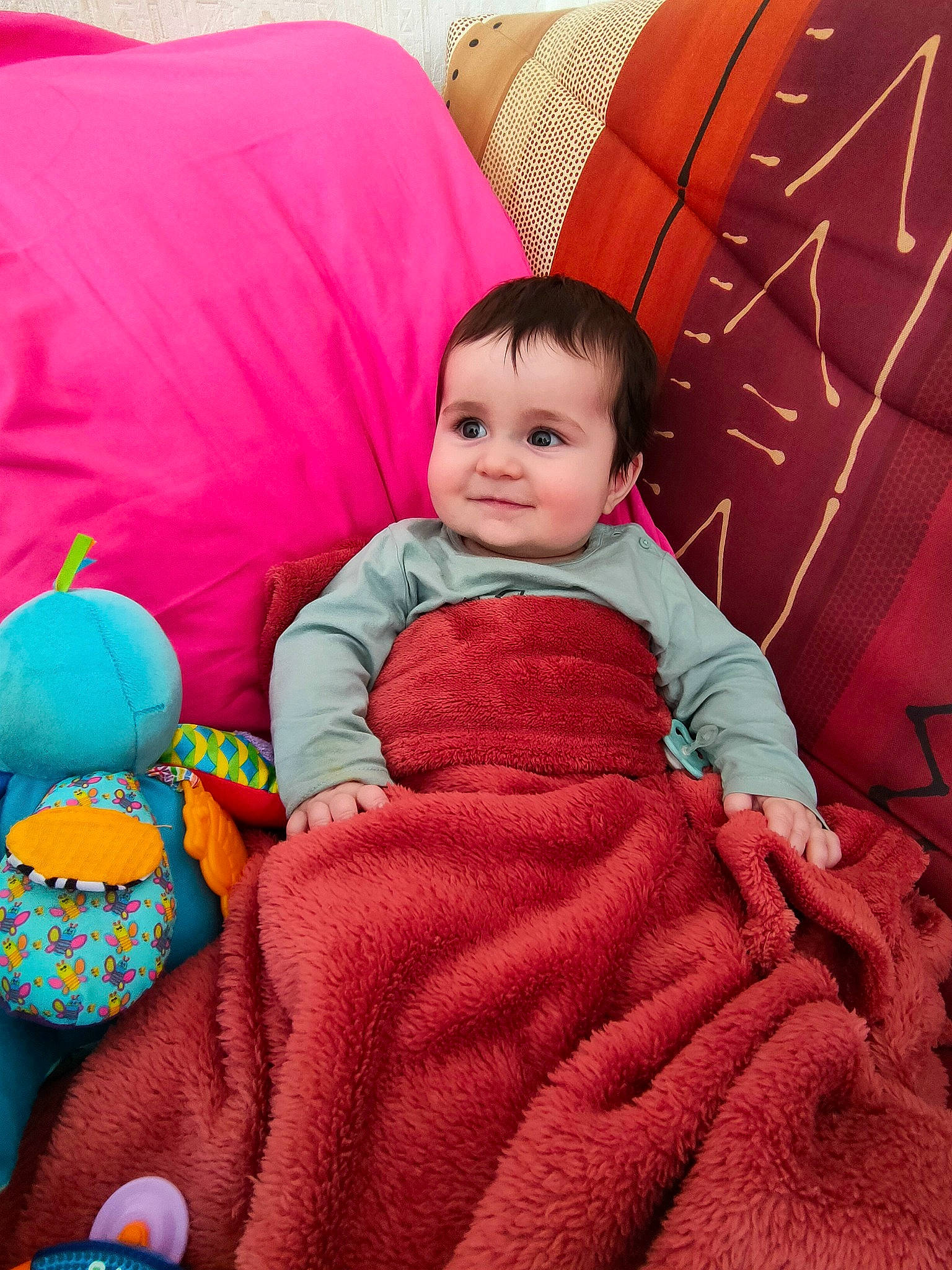 Maël a rejoint le concours — aidez-le/la à gagner de superbes lots ! baby, baby_toddler_clothing, child, comfort, couch, face, facial_expression, fun, happy, joy, magenta, organ, person, pink, product, purple, red, skin, sleeve, smile