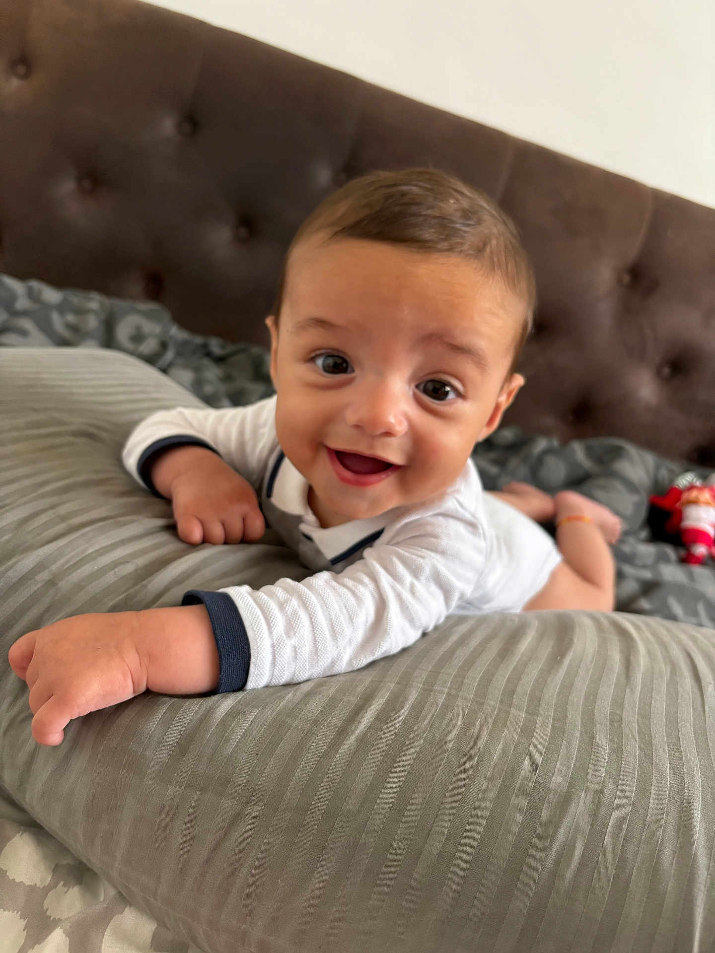 Mathis participe au concours pour gagner de l'argent avec cette photo : baby, smiling, infant, bed, pillow, indoor, happy, child, face, clothing, toddler, head, person, cute, young, sleeping_area, blanket, crawling, portrait, comfort