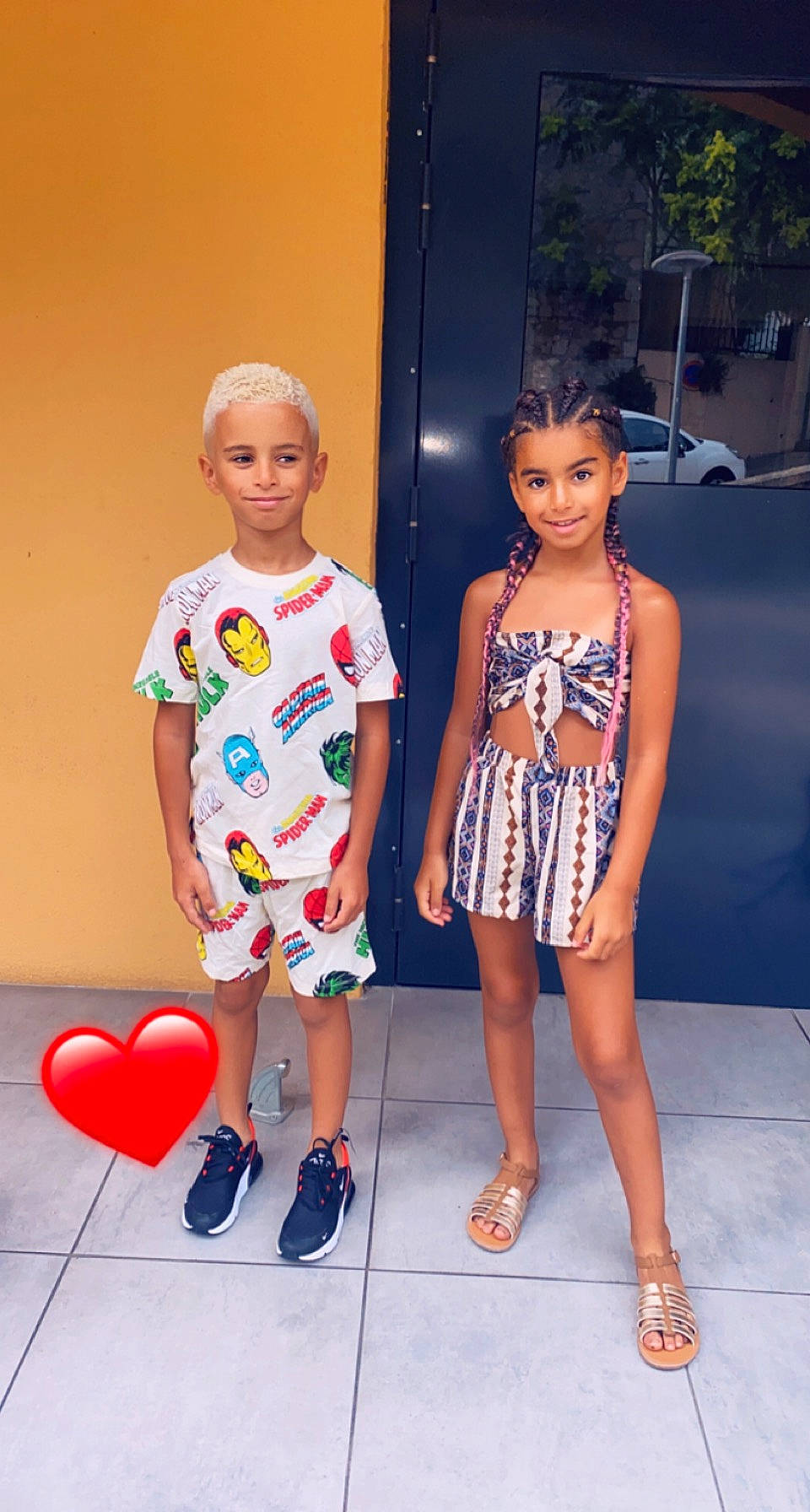 Lina a rejoint le concours — aidez-le/la à gagner de superbes lots ! balloon, child, electric_blue, event, fashion_design, flooring, footwear, fun, hairstyle, happy, human_leg, joint, joy, leisure, person, sandal, shoe, shoulder, standing, style