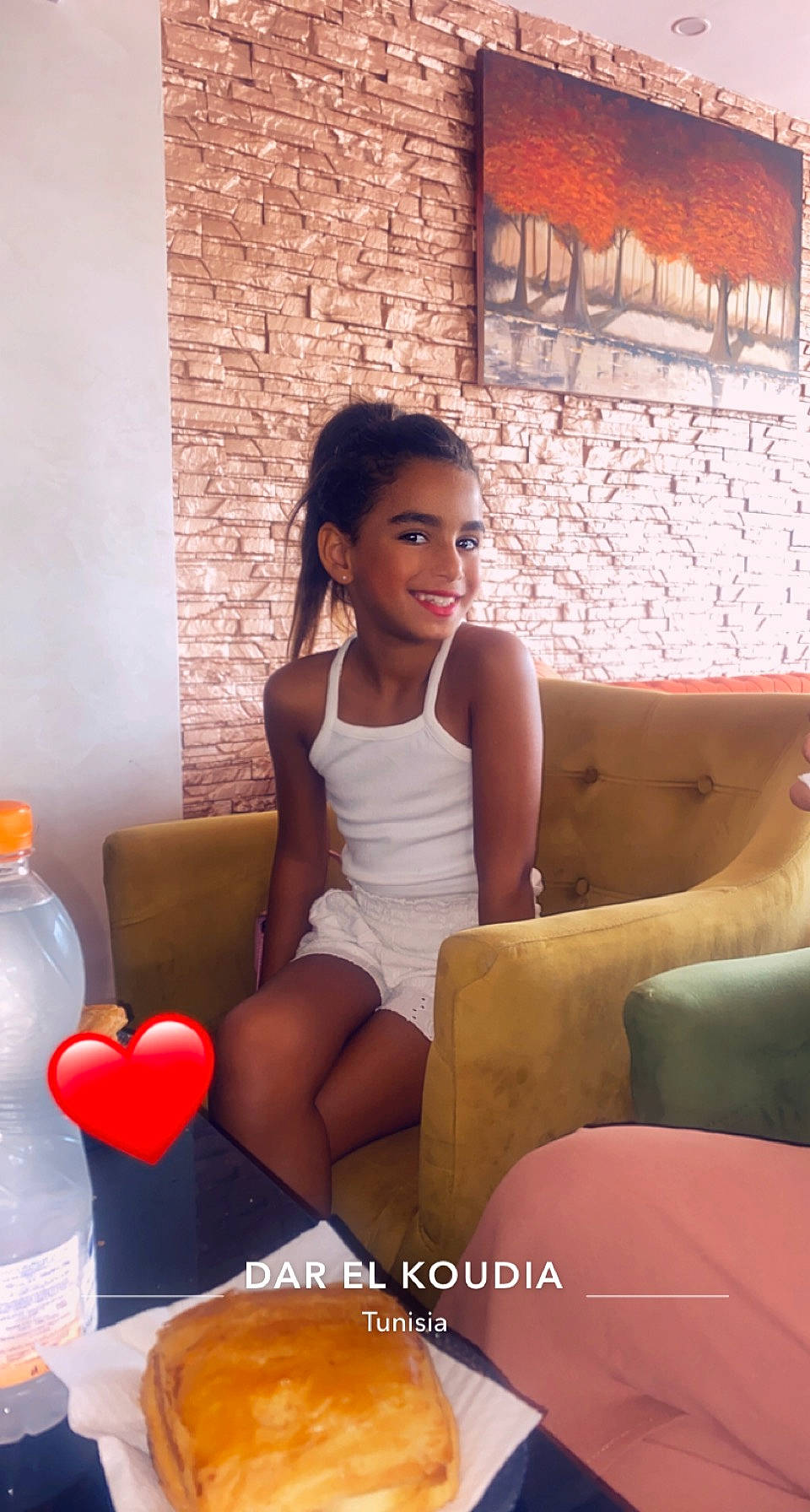 Lina a rejoint le concours — aidez-le/la à gagner de superbes lots ! comfort, fun, happy, human_body, human_leg, joy, knee, lap, leg, leisure, orange, person, plastic_bottle, room, shorts, sitting, smile, t_shirt, tableware, thigh